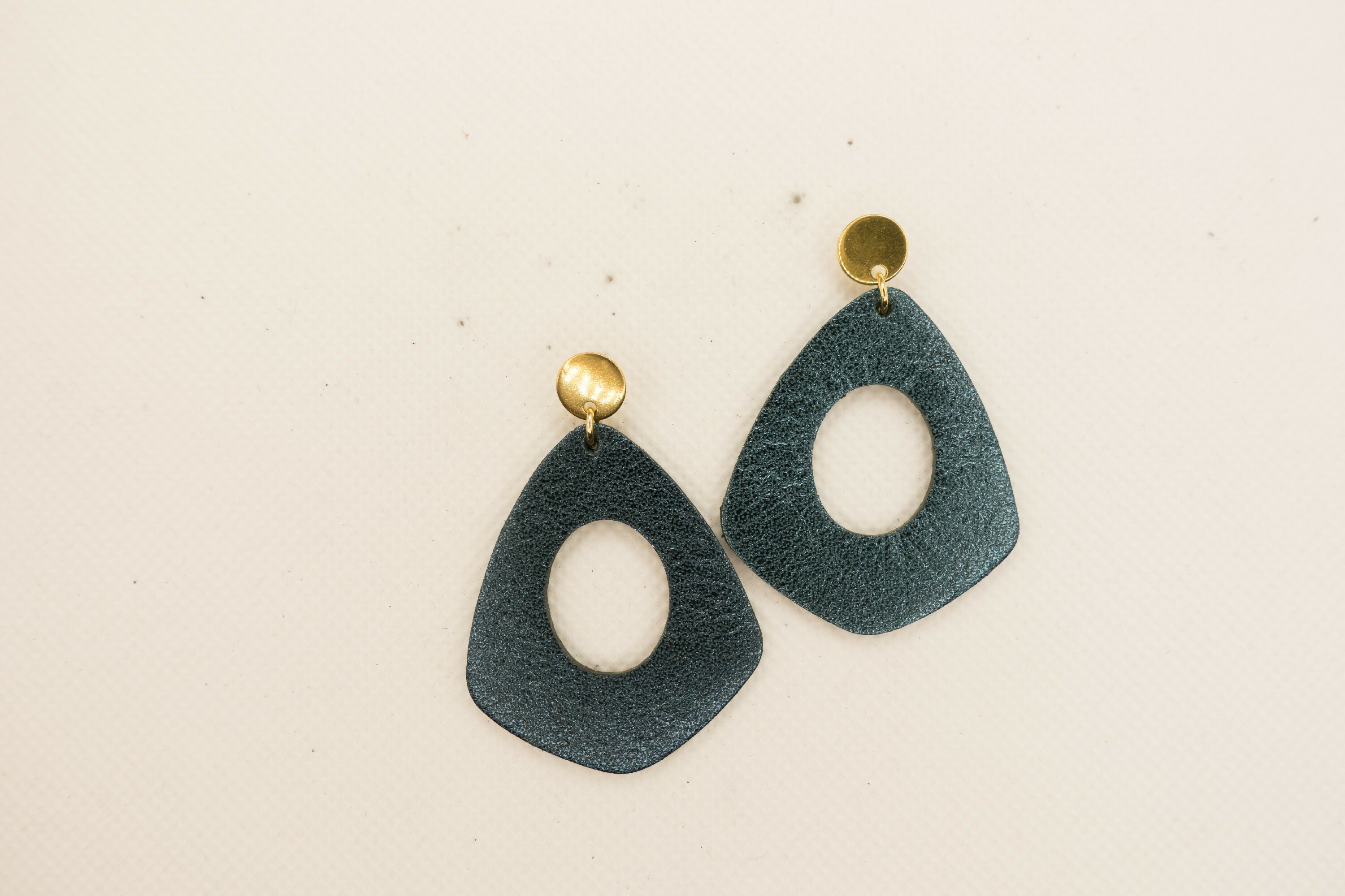 boucles_doreilles_creoles_en_cuir_noir | EMPREINTES Paris