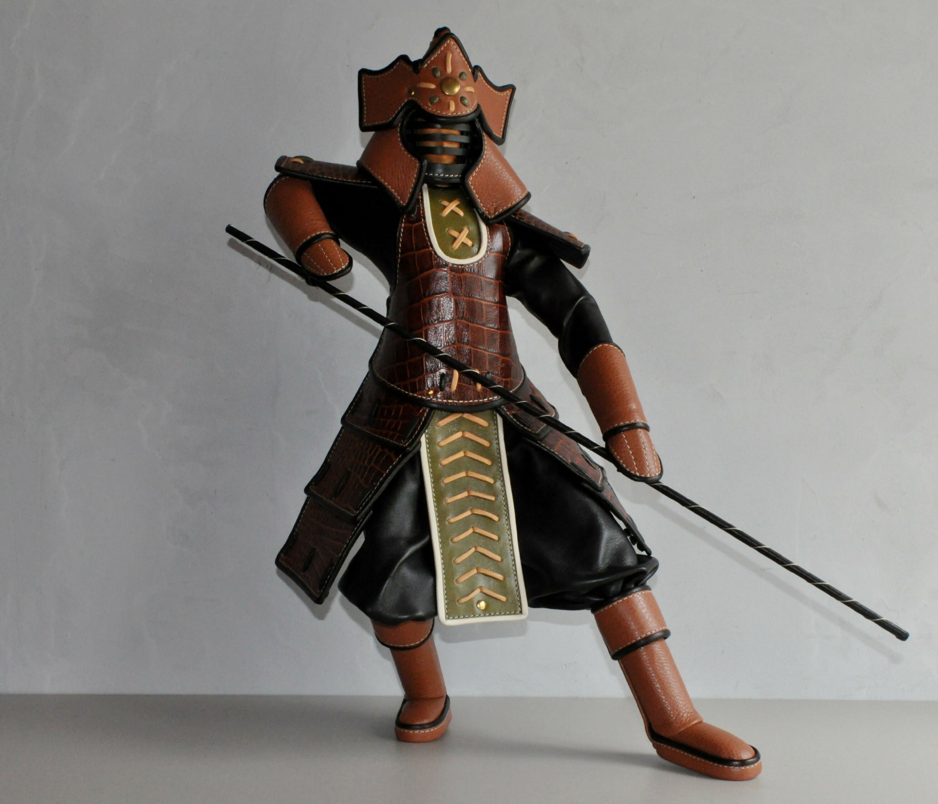 sculpture_samourai_lancier_noir_et_marron_sculpture_cuir_annie_delemarle copie | EMPREINTES Paris