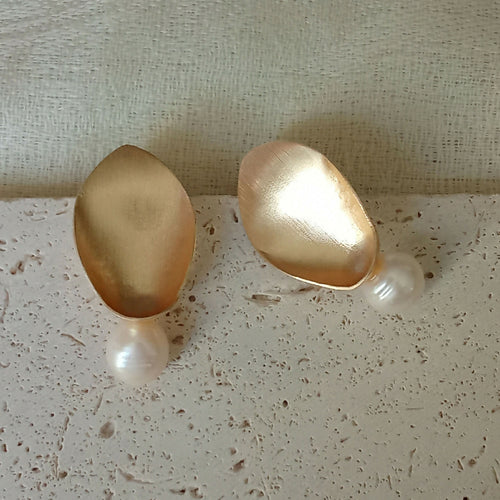 boucles_doreilles_laiton_en_or_brosse_gouttes_perles_coquillage_berengere_bourdil copie | EMPREINTES Paris - EMPREINTES Paris