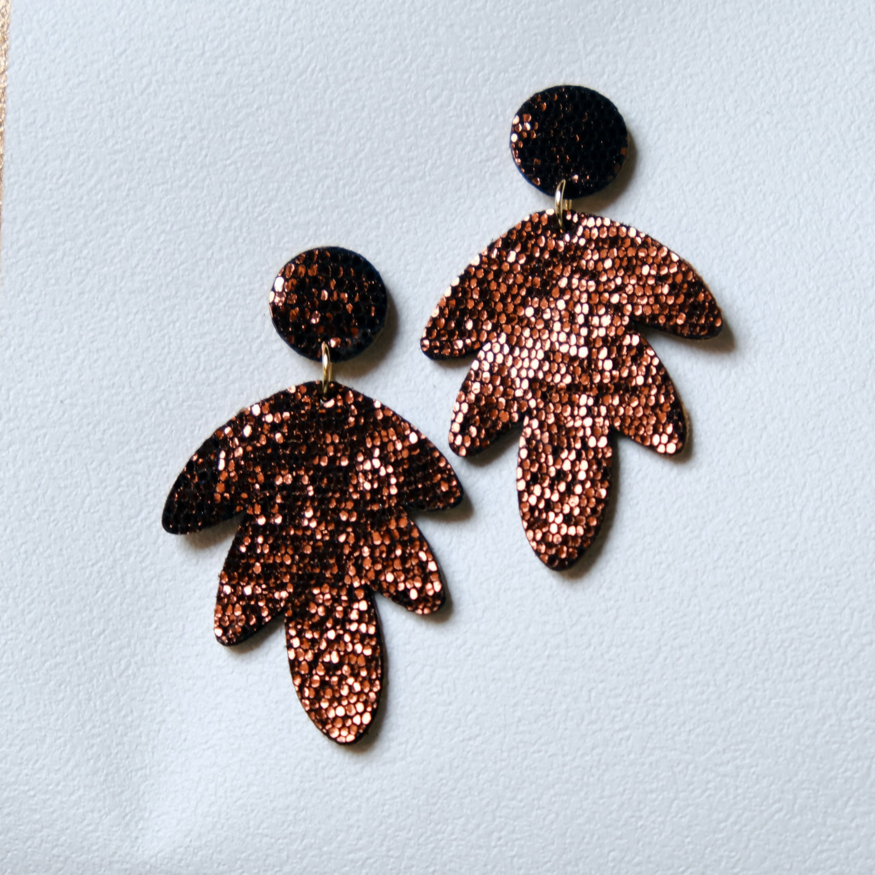 boucles_doreilles_en_cuir_paillete_marron_september_genati | EMPREINTES Paris