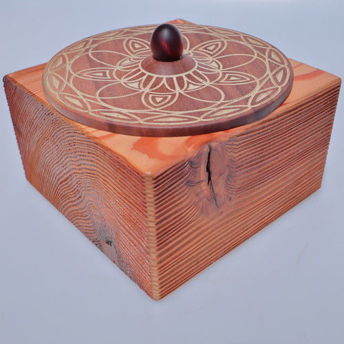 boite_carree_en_meleze_et_couvercle_en_noyer_et_resine_n°1_latelier_du_mercantour copie | EMPREINTES Paris - EMPREINTES Paris