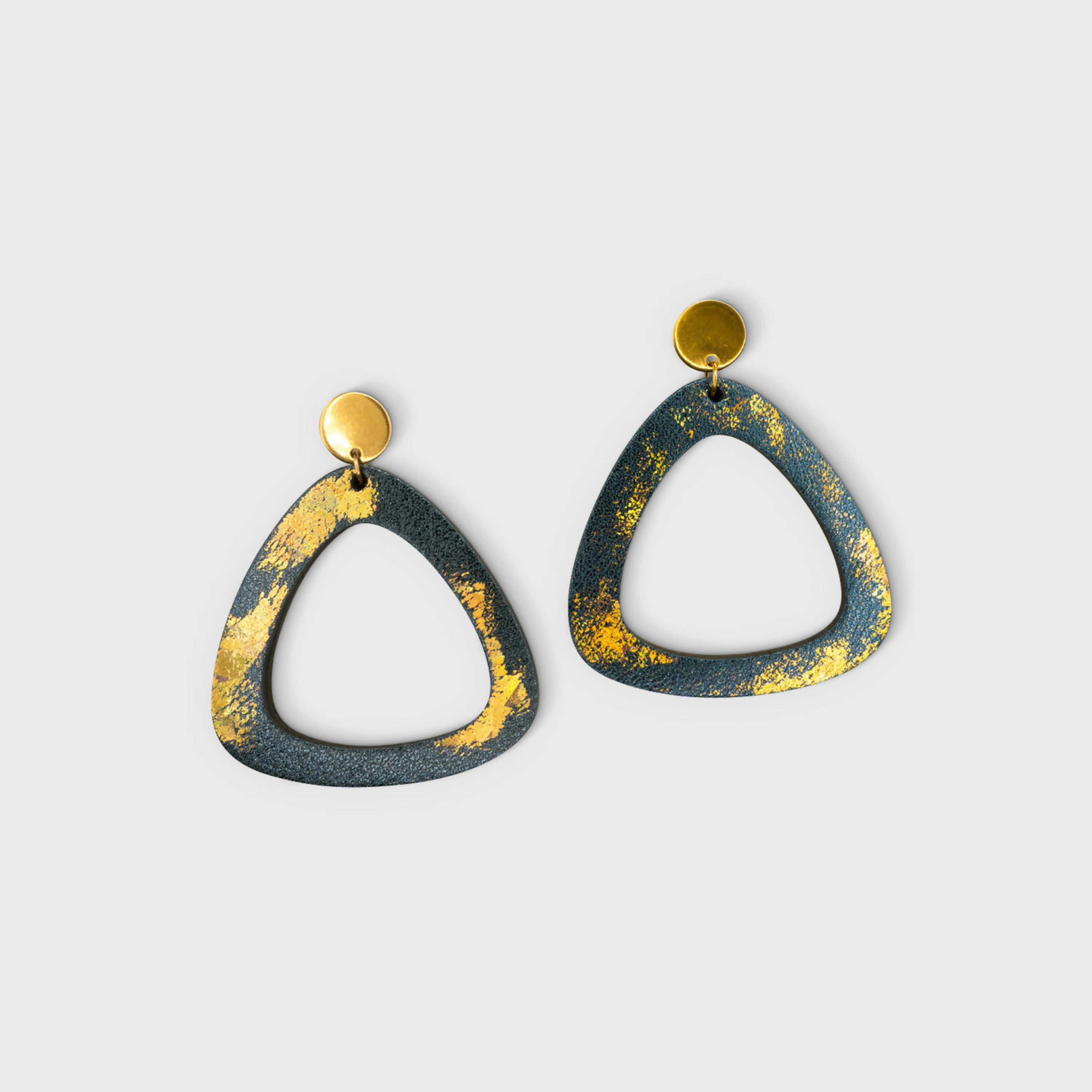 boucles_doreilles_creoles_grand_format_en_cuir_avec_dorures_holographiques_julie_troncin_maroquinerie | EMPREINTES Paris