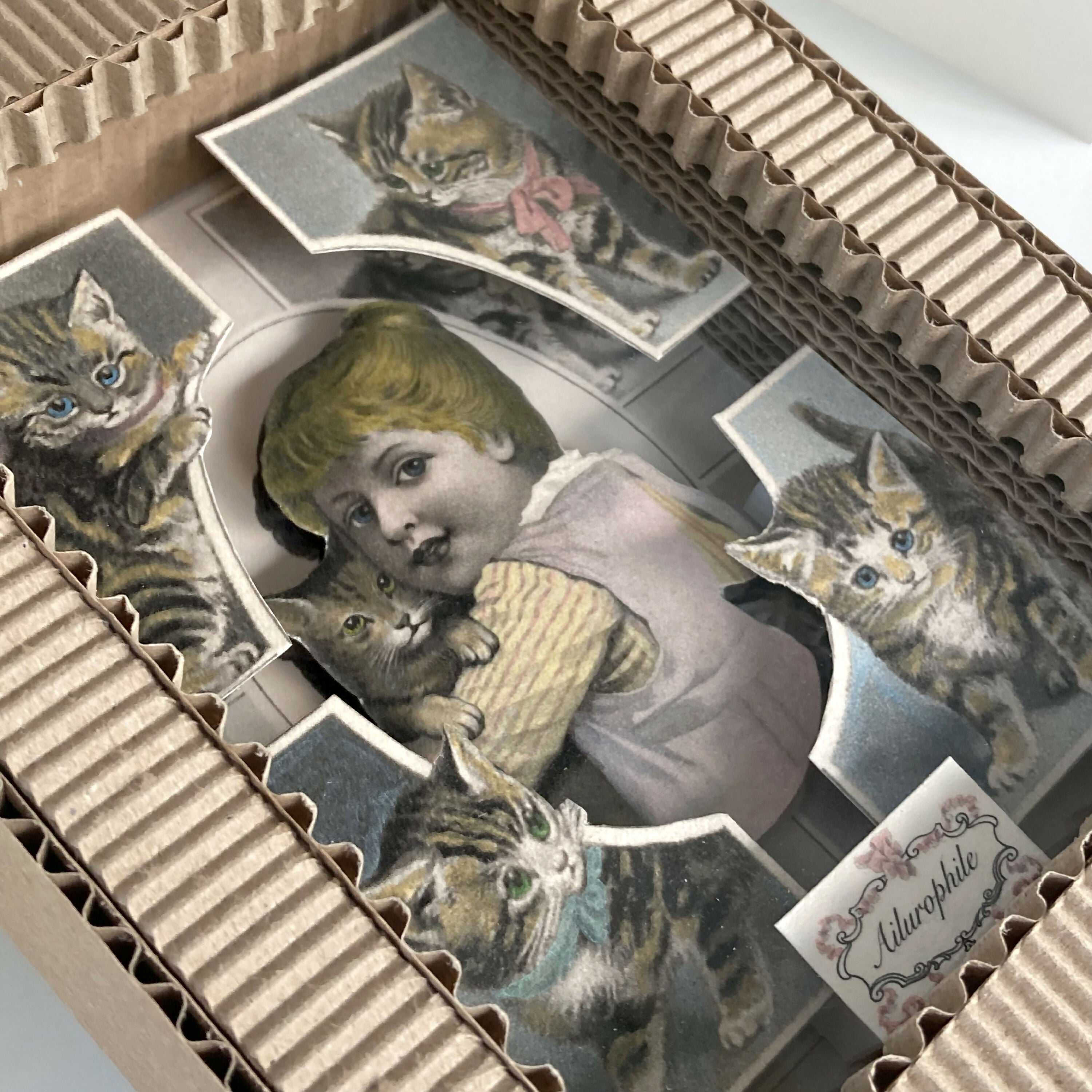 Photomontage - Petite vitrine Fillette aux chats #2 | EMPREINTES Paris