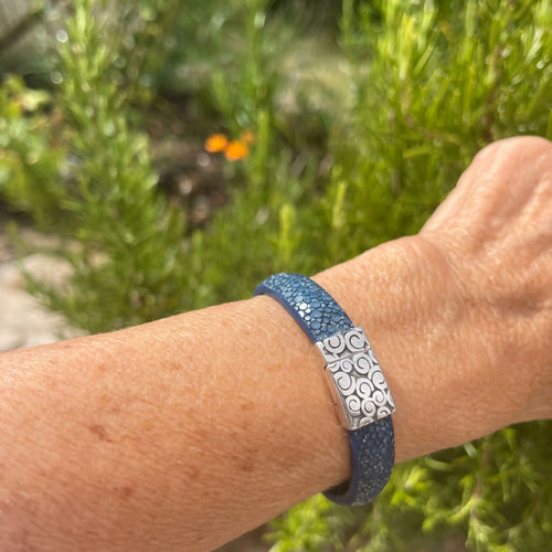 bracelet_en_galuchat_bleu_de_prusse_fermoir_eole_sylvie_zarnowski copie | EMPREINTES Paris - EMPREINTES Paris