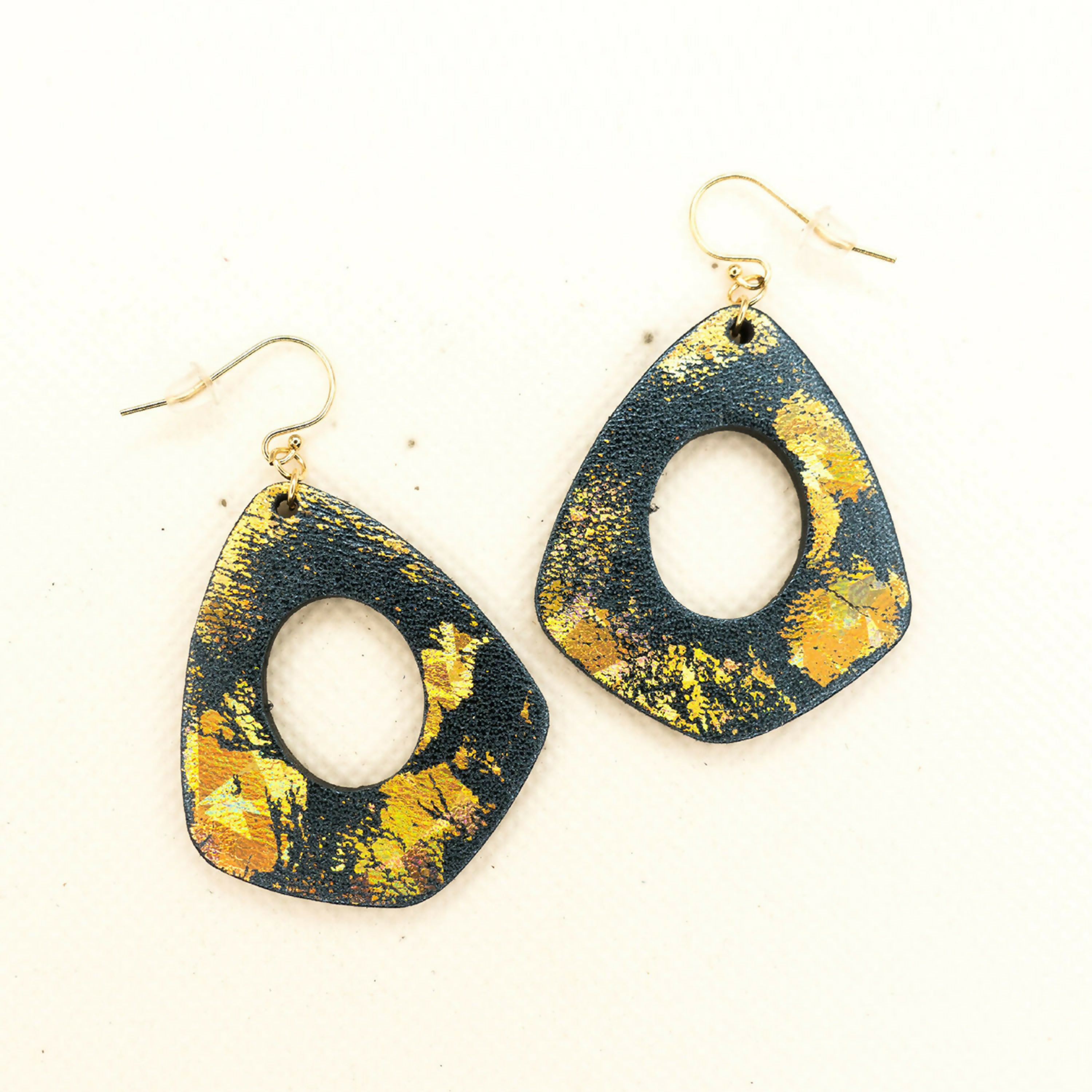 boucles_doreilles_creoles_en_cuir_avec_dorures_holographiques_julie_troncin_maroquinerie | EMPREINTES Paris