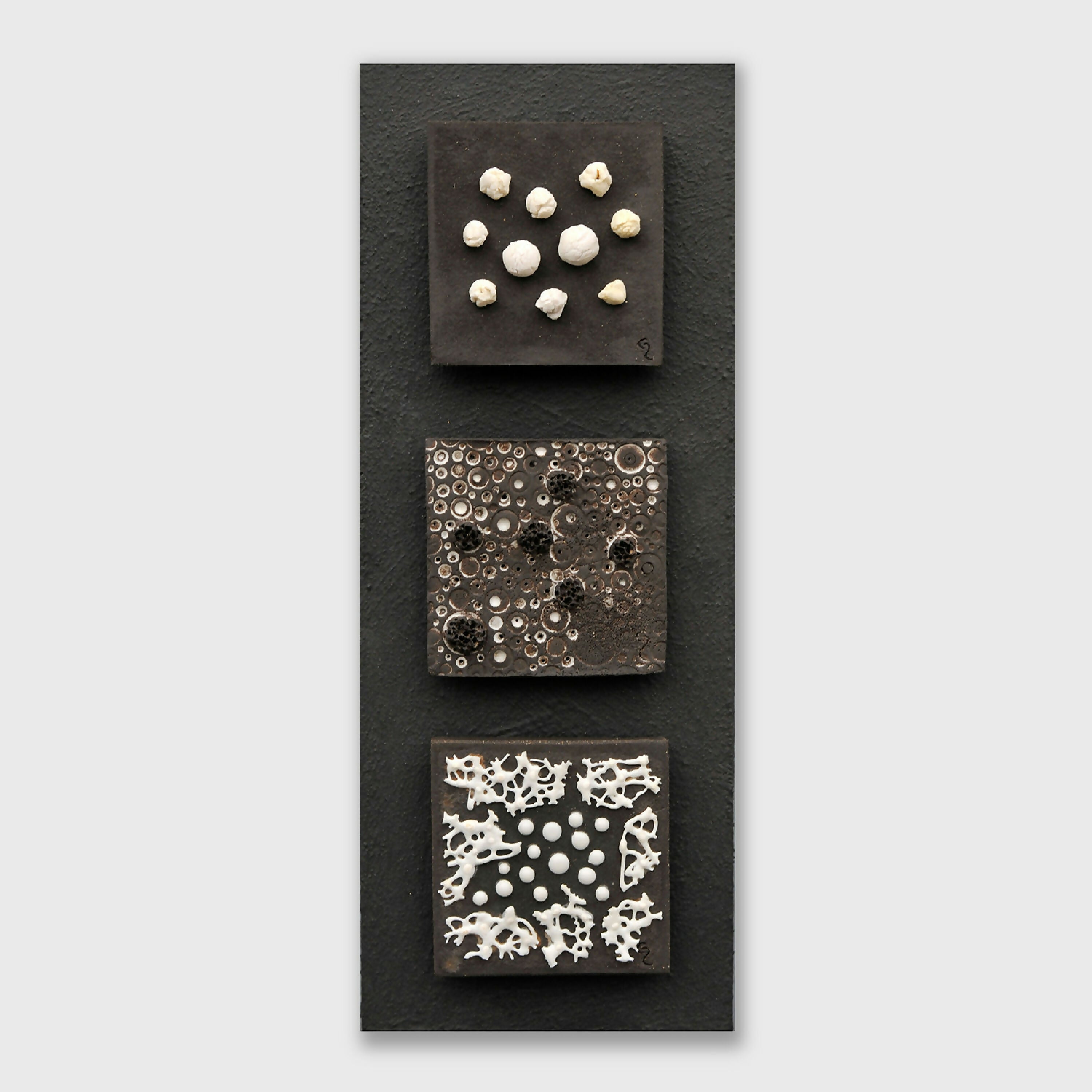 Bas relief tableau grès noir et porcelaine collection triptyque 5 | EMPREINTES Paris