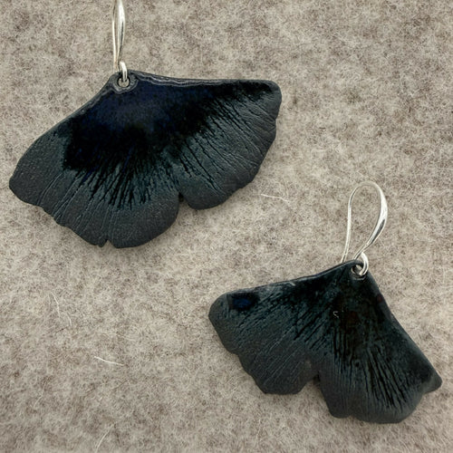 Boucles d’oreilles ginkgo bleu nuit | EMPREINTES Paris - EMPREINTES Paris