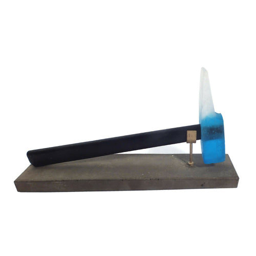 Marteau à bout s'affinant sur socle ciment | EMPREINTES Paris - EMPREINTES Paris