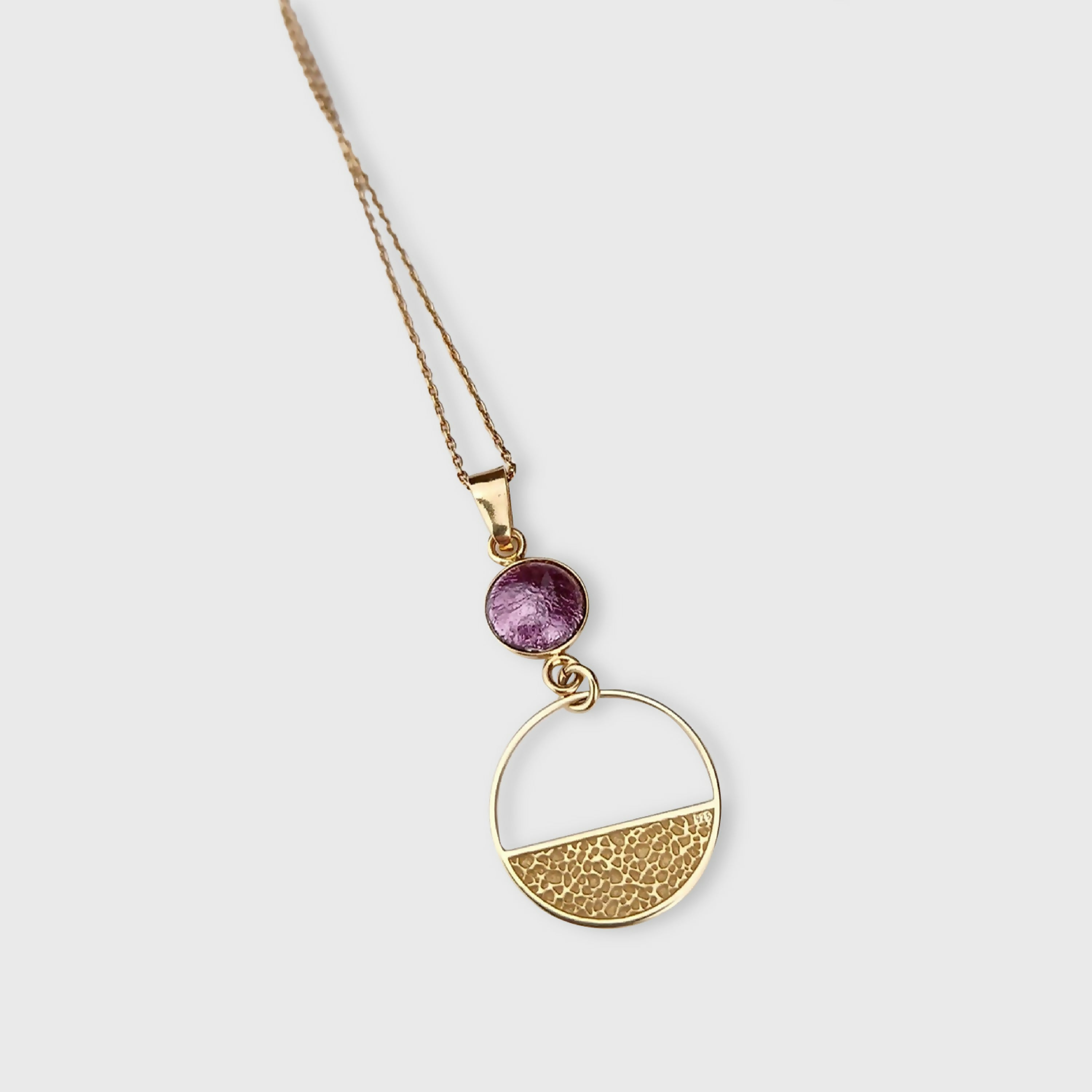collier_cercle_martele_en_email_violet_et_argent_plaque_or_les_emaux_arediens_lemail_grand_feu_de_limoges copie | EMPREINTES Paris