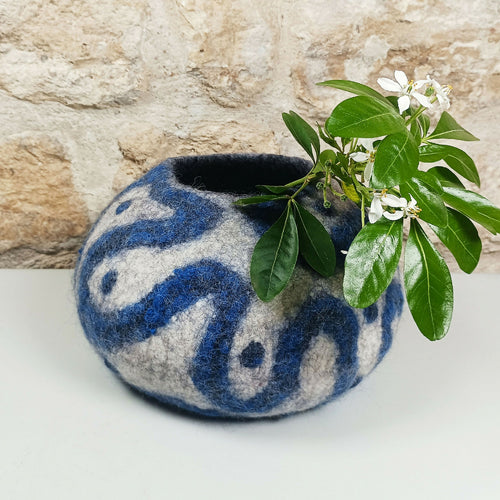 vide_poche_ecru_decor_ondulant_bleu_en_feutre_de_laine_atelier_lanzetta copie | EMPREINTES Paris - EMPREINTES Paris