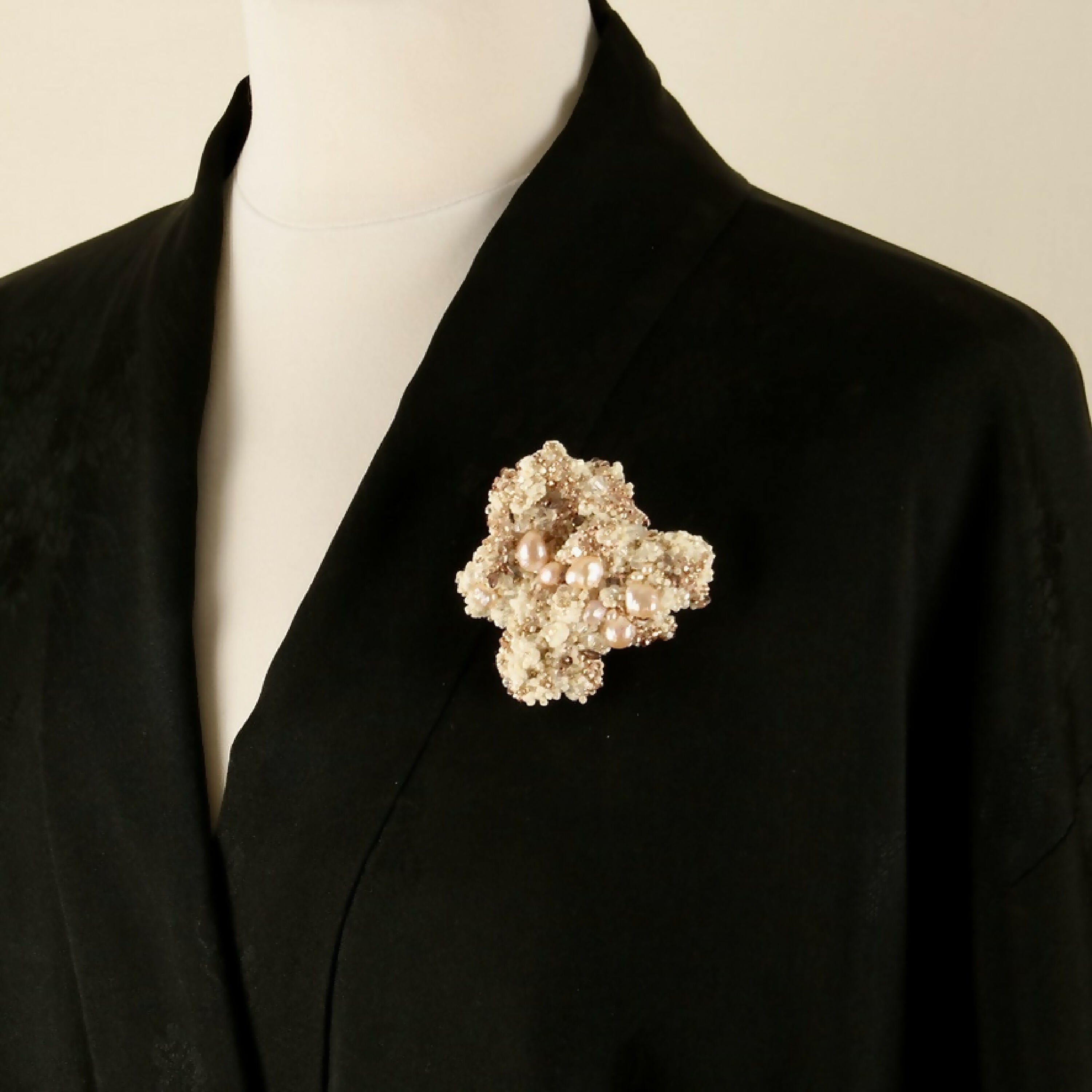 broche_corail_nacre_poudree_sculpture_textile_a_porter_virginie_parrot copie | EMPREINTES Paris