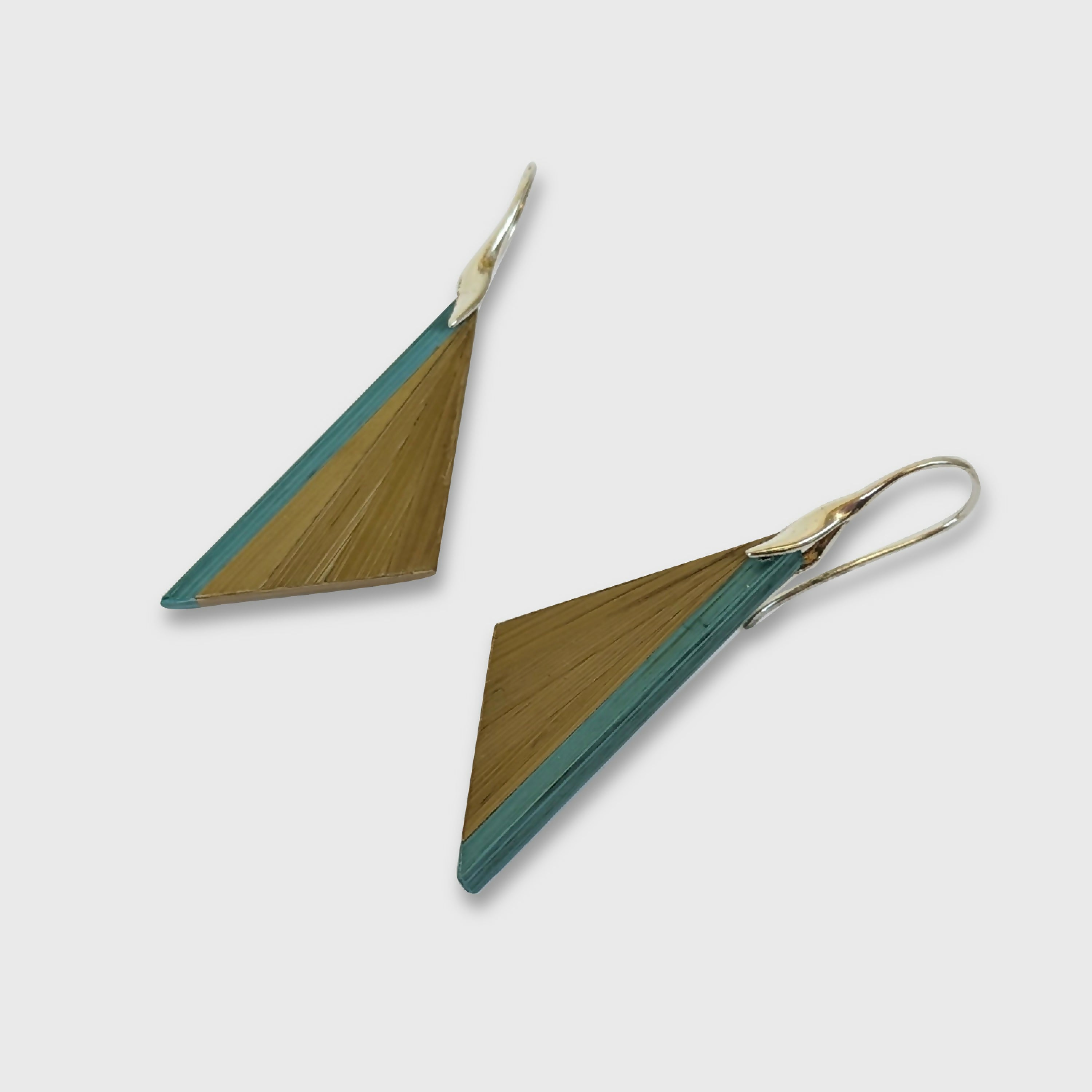 boucles_doreilles_triangulaires_avec_marqueterie_de_paille_doree_et_turquoise_crochets_argent_925_jerome_ebenisterie copie | EMPREINTES Paris