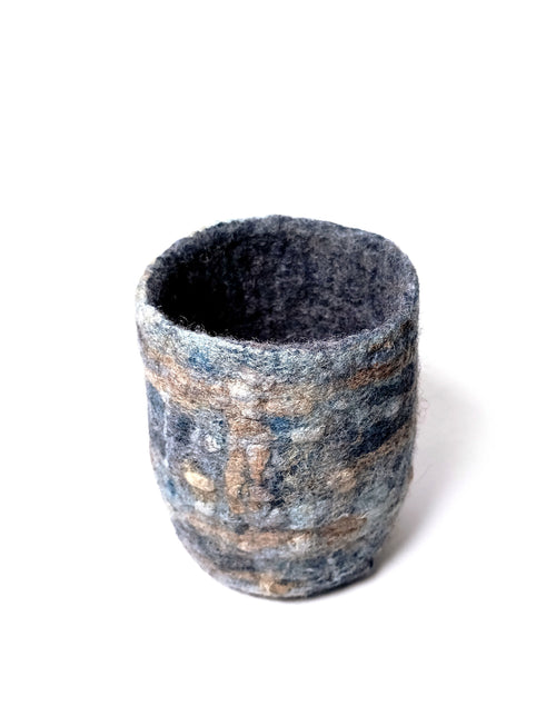 Petit vase haut en feutre de laine bleu indigo et soie mordorée | EMPREINTES Paris - EMPREINTES Paris