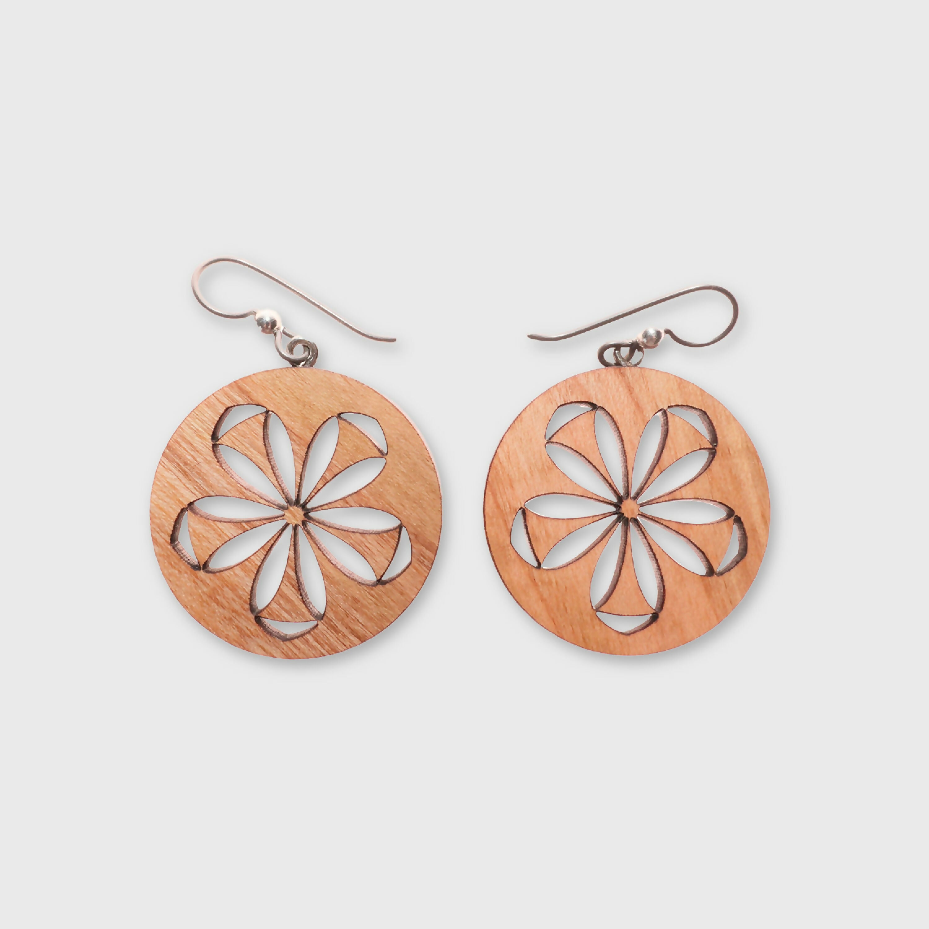 boucles_doreilles_rosace_en_bois_de_cerisier_latelier_du_mercantour copie | EMPREINTES Paris