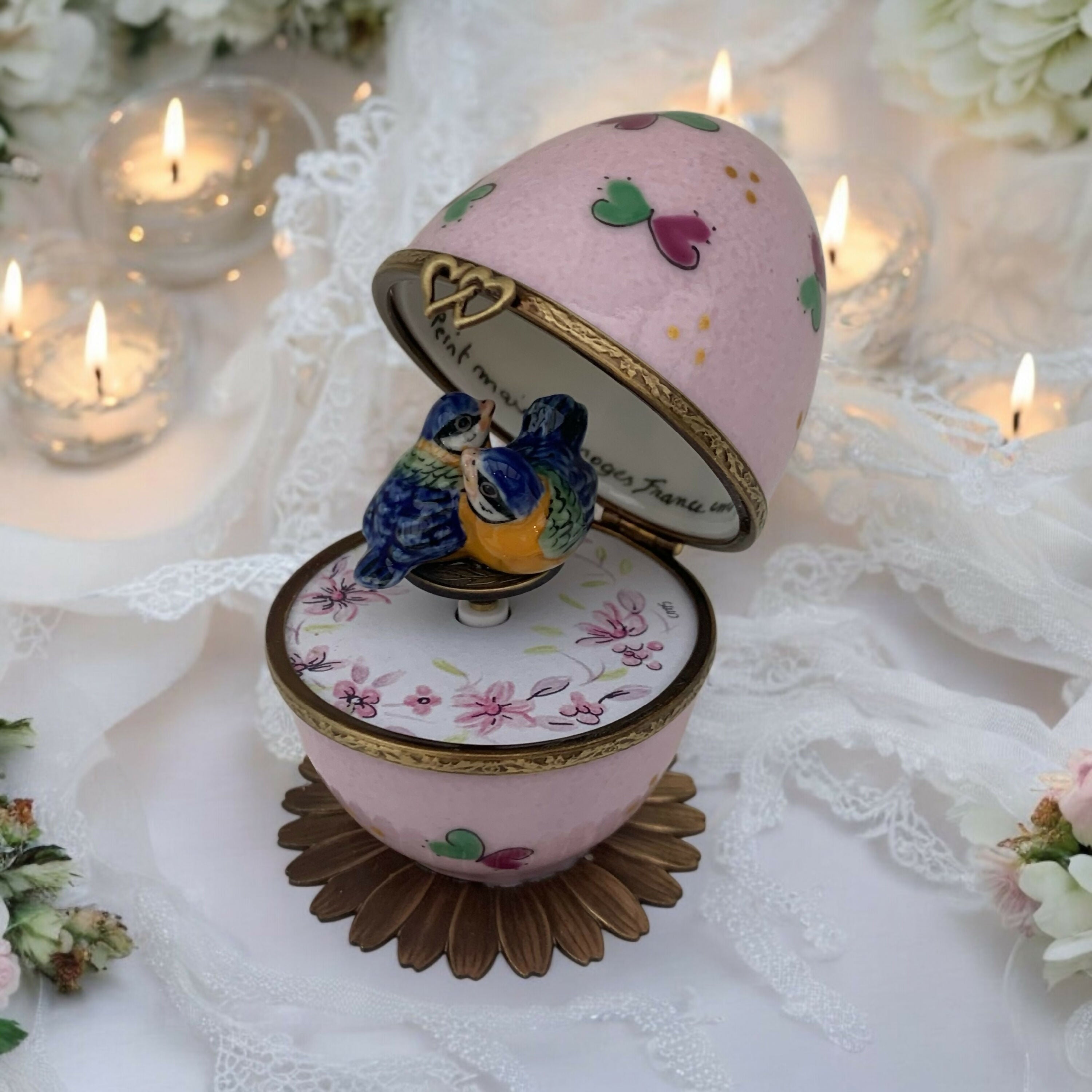 cadeau-rose_decoration-coeur_oiseaux-amoureux_oiseau-chantant_automate_cadeau-amoureux_saint-Valentin_cadeau-naissance_fete-bebe_boite-a-musique_enfantin_noce-de-porcelaine_fete-des-meres_oeuf-faberge_oeuf-collection_collection-classique_cadeau-fin-annee_cadeaux-maitresses_noce-de-porcelaine | EMPREINTES Paris