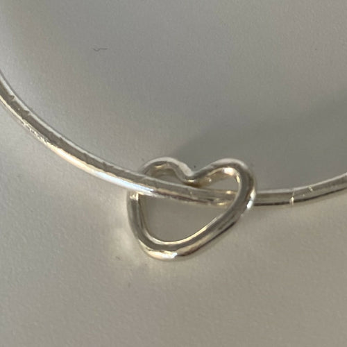 bracelet_jonc_en_argent_massif_martele_et_sa_breloque_coeur_artyssia copie | EMPREINTES Paris - EMPREINTES Paris