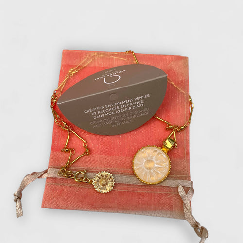 cadeau-bijou-blanc_marguerite_fleur_floral_frais_printemps_art-nouveau_art-deco_romantique_collier-femme,_bijoux-féminin_artisanat-art_made-in-France_upcycling_bijoux-de-créateur_bohème-chic_bobo-parisien_hippie-chic_bijou-haute-fantaisie,_cadeau-ideal-femme_cadeau-fete-des-meres_cadeau-anniversaire | EMPREINTES Paris - EMPREINTES Paris