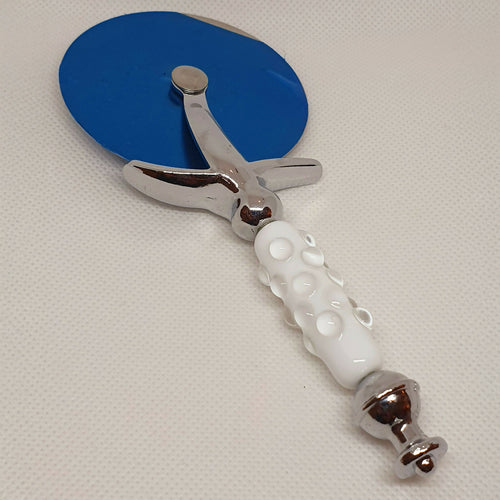 Roulette à pizza en verre blanc et cristal - Rosée hivernale | EMPREINTES Paris - EMPREINTES Paris