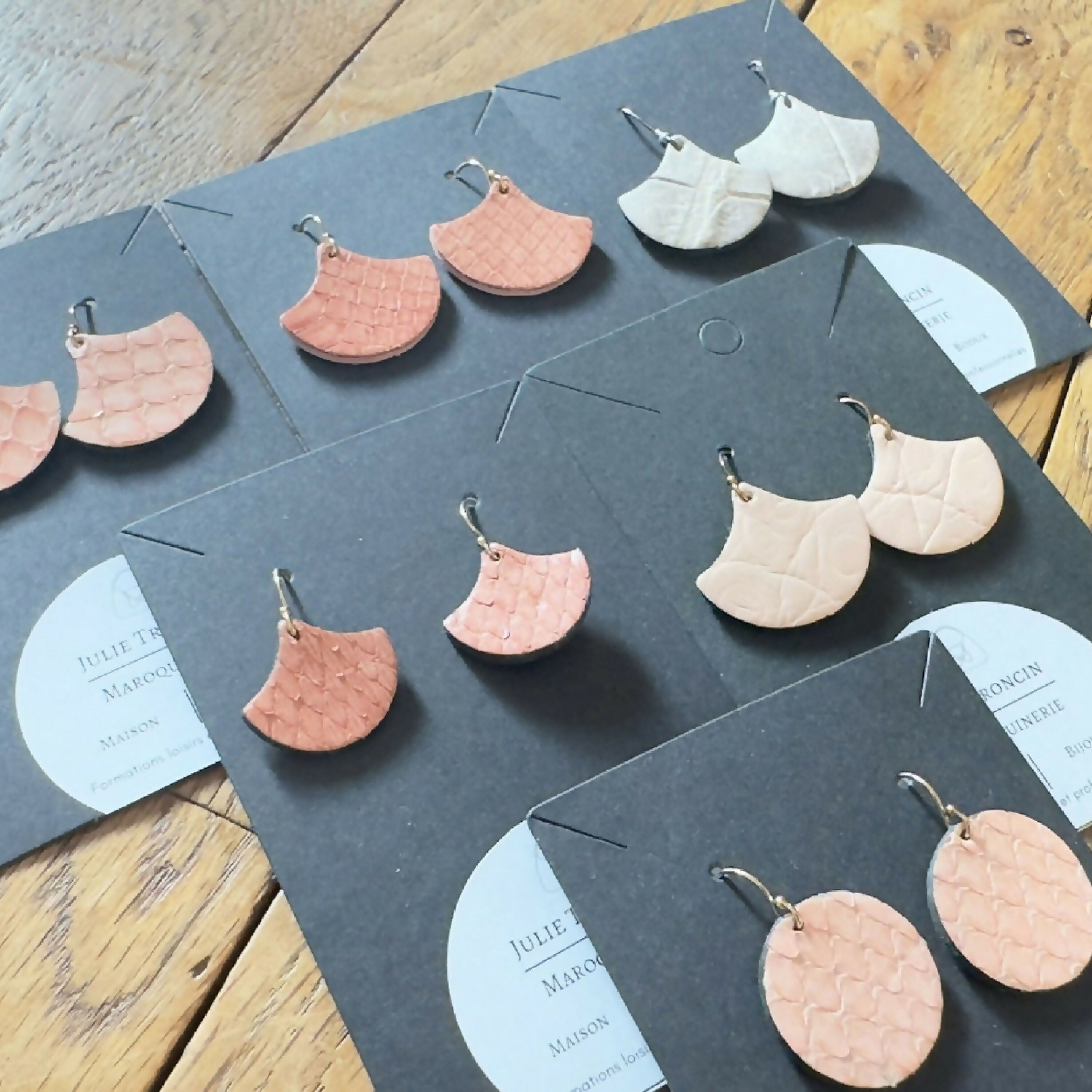 boucles_doreilles_gingko_serpent_rose_2cm_julie_troncin_maroquinerie copie | EMPREINTES Paris