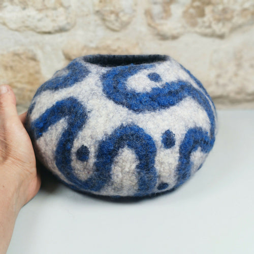 vide_poche_ecru_decor_ondulant_bleu_en_feutre_de_laine_atelier_lanzetta copie | EMPREINTES Paris - EMPREINTES Paris