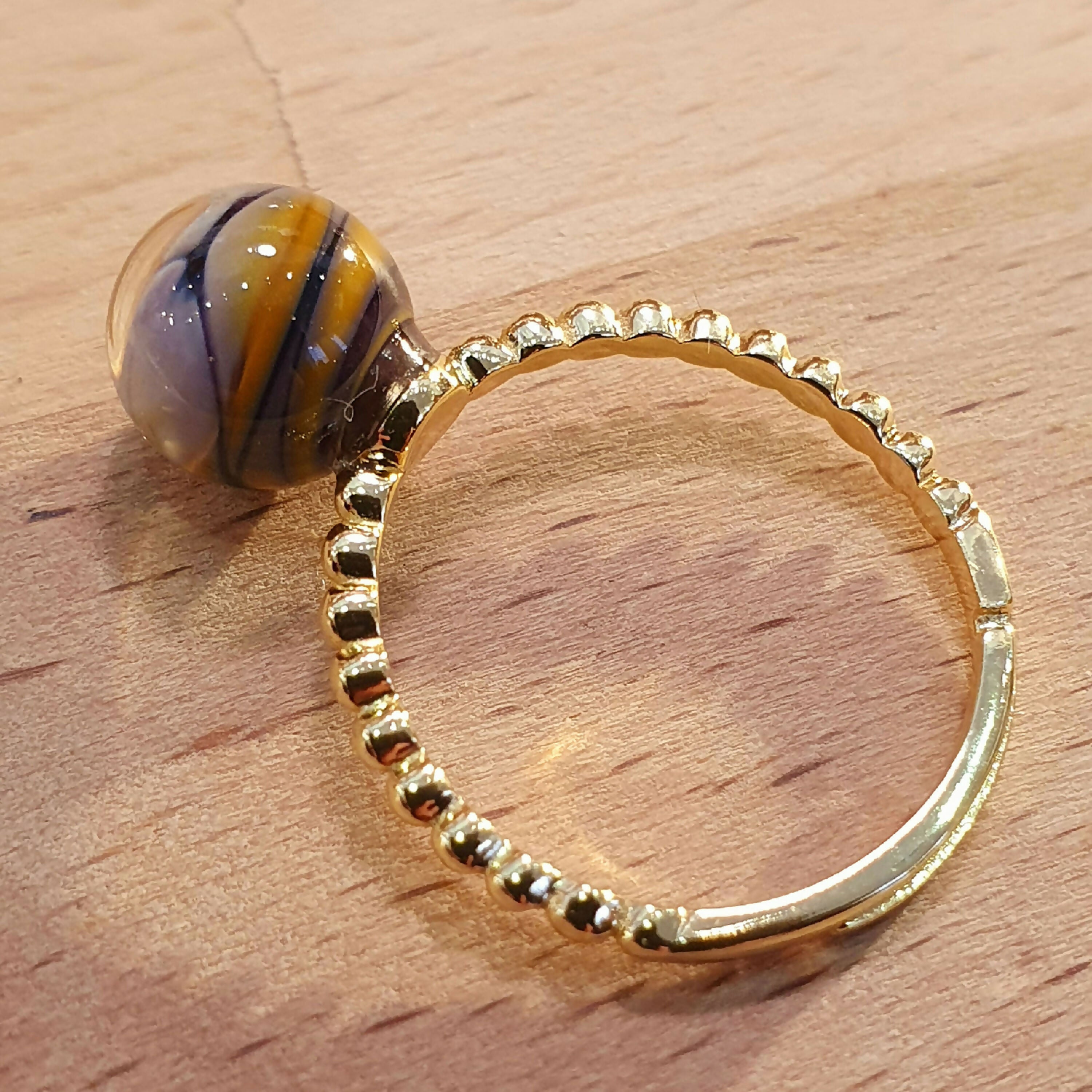 Bague réglable dorée - Perle de verre tons violets et fauve | EMPREINTES Paris