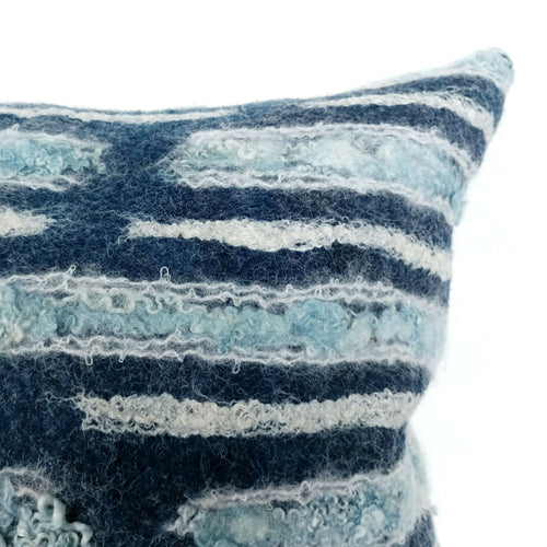 Coussin Rayé Indigo Blanc en feutre de laine | EMPREINTES Paris - EMPREINTES Paris