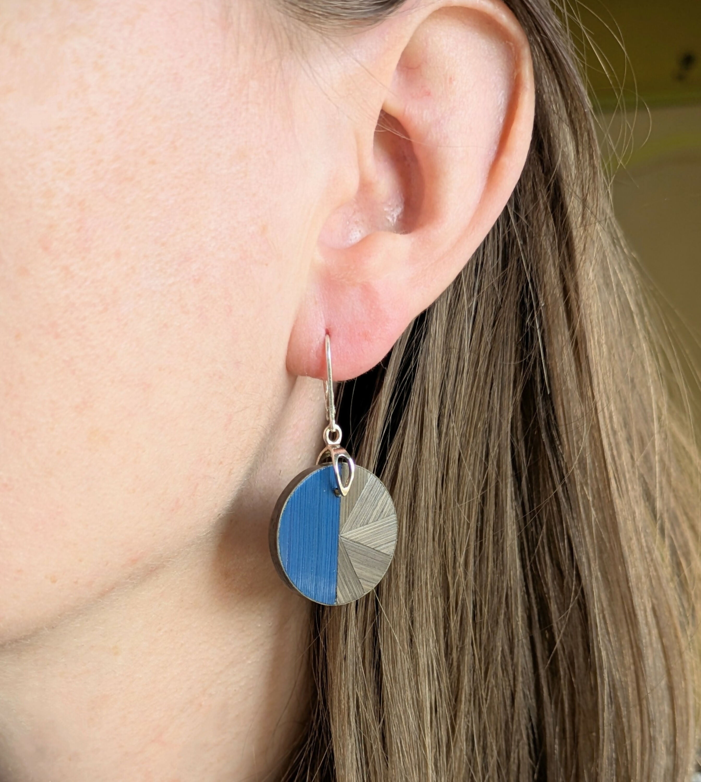 boucles_doreilles_rondes_avec_marqueterie_de_paille_gris_anthracite_bleu_roi_crochets_argent_925_jerome_ebenisterie copie | EMPREINTES Paris