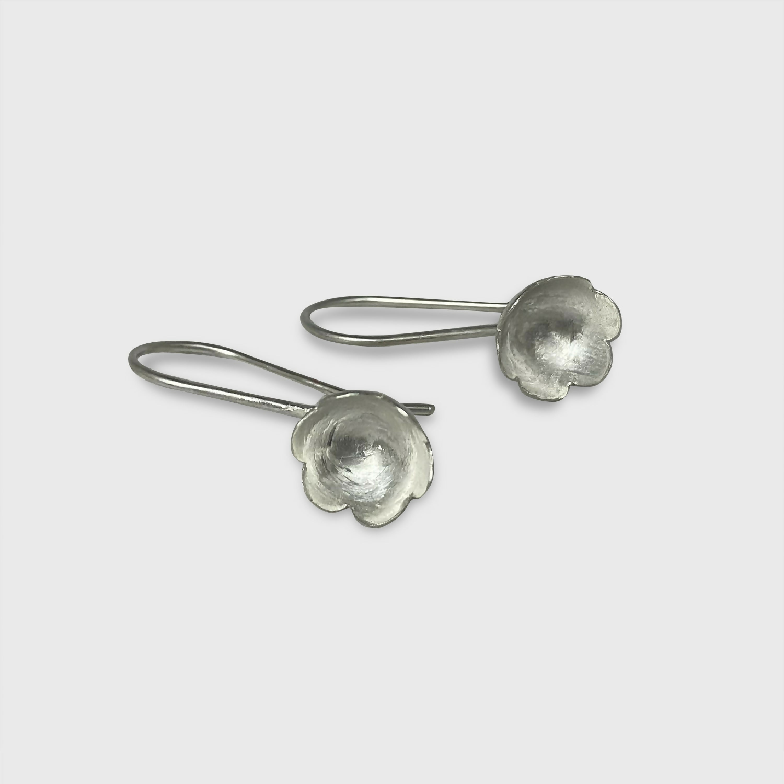 boucles_doreilles_fleurs_en_argent_massif_martele_artyssia copie | EMPREINTES Paris