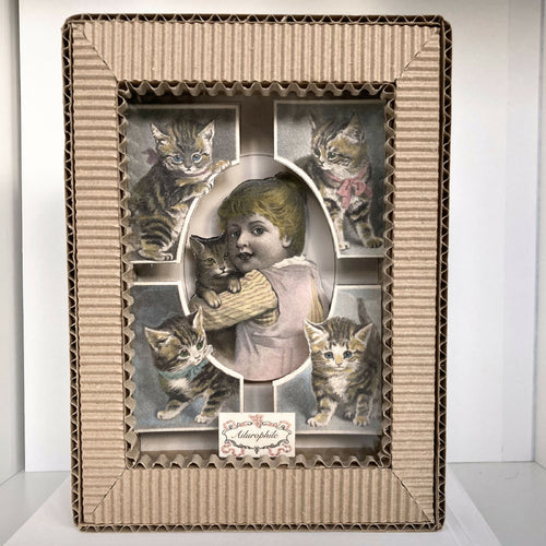 Photomontage - Petite vitrine Fillette aux chats #2 | EMPREINTES Paris - EMPREINTES Paris