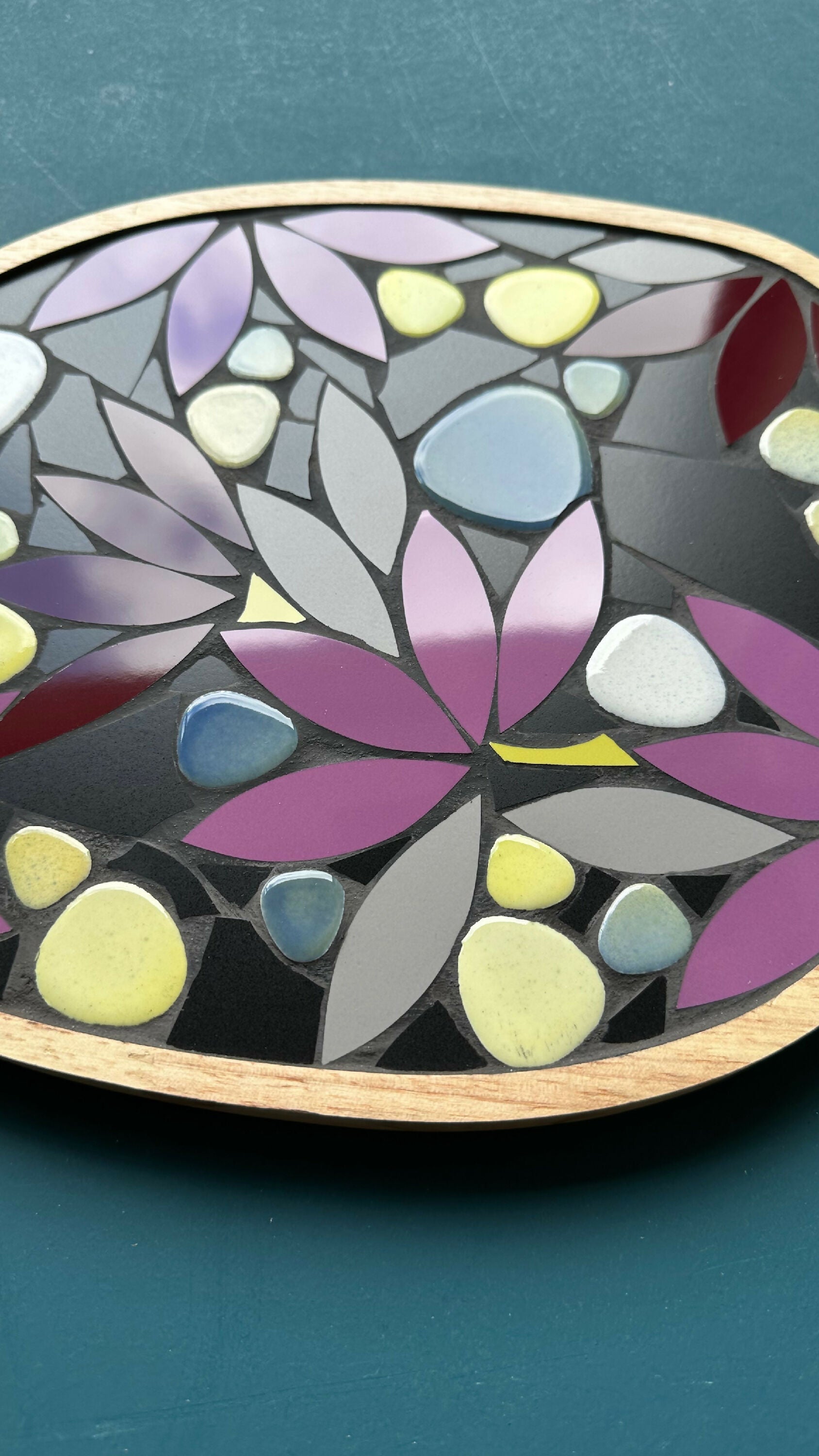 Plateau Magnolias violine et bordeaux fond noir 2 | EMPREINTES Paris