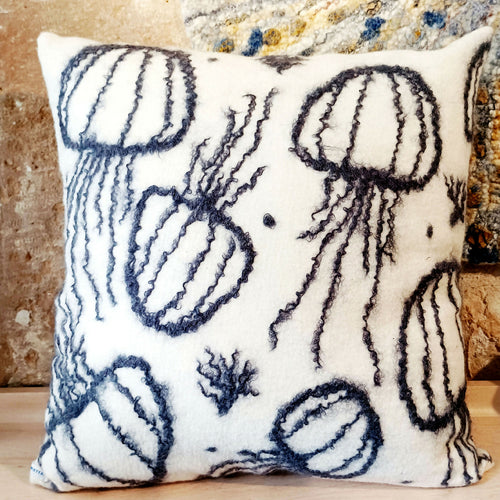 coussin_carre_en_feutre_de_laine_decor_meduses_atelier_lanzetta copie | EMPREINTES Paris - EMPREINTES Paris
