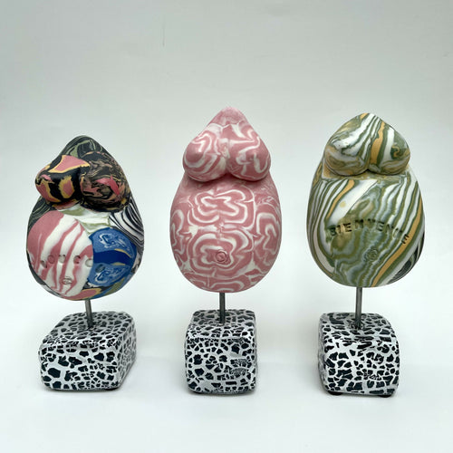 Sculpture femme enceinte nériage porcelaine blanc noir vert jaune bleu | EMPREINTES Paris - EMPREINTES Paris