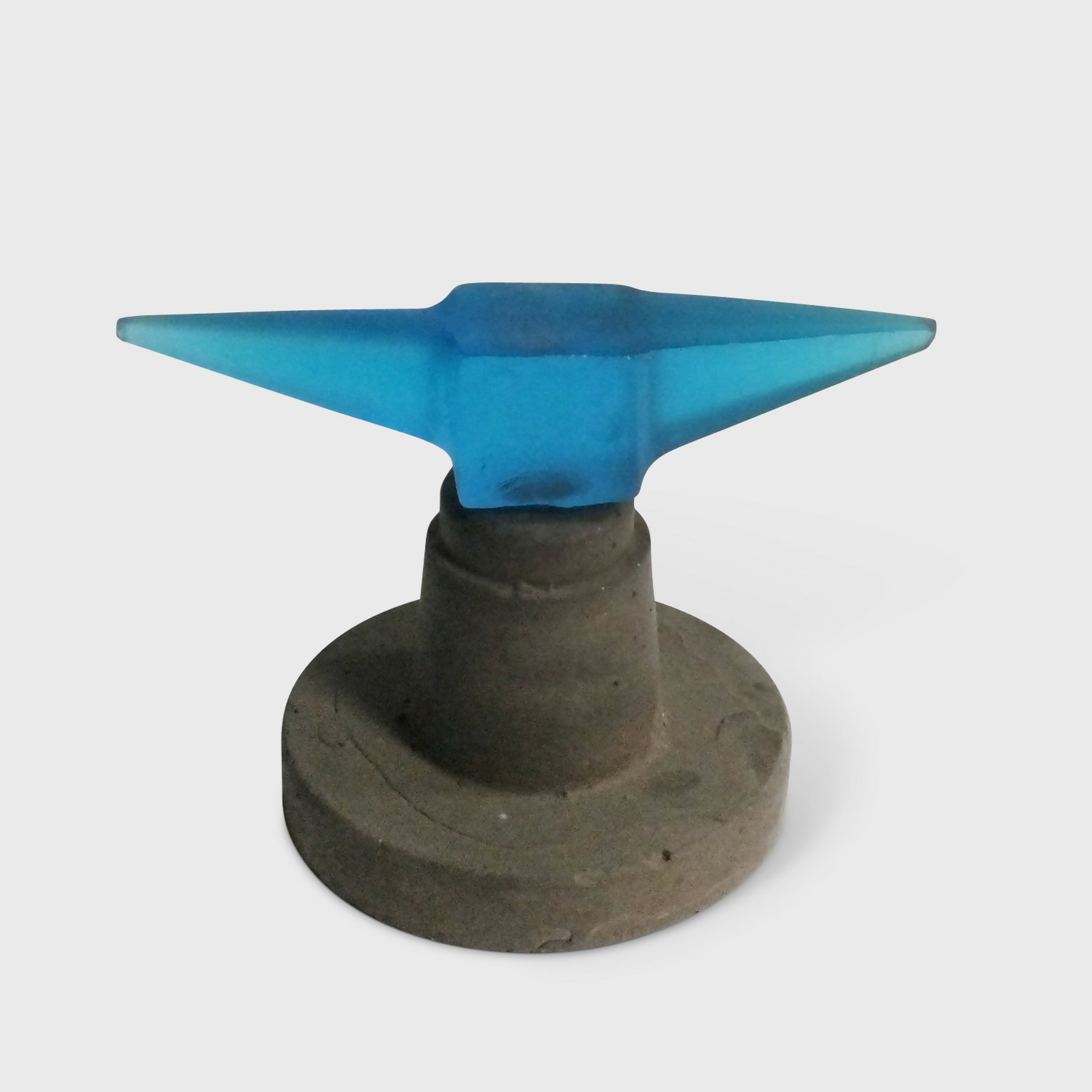 sculpture_petite_enclume_pate_de_cristal_sur_socle_ciment_jean_gazdac | EMPREINTES Paris