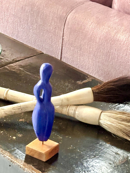 Figurine 28 en pierre calcaire, patine bleu Majorelle, socle en teck rouge | EMPREINTES Paris - EMPREINTES Paris