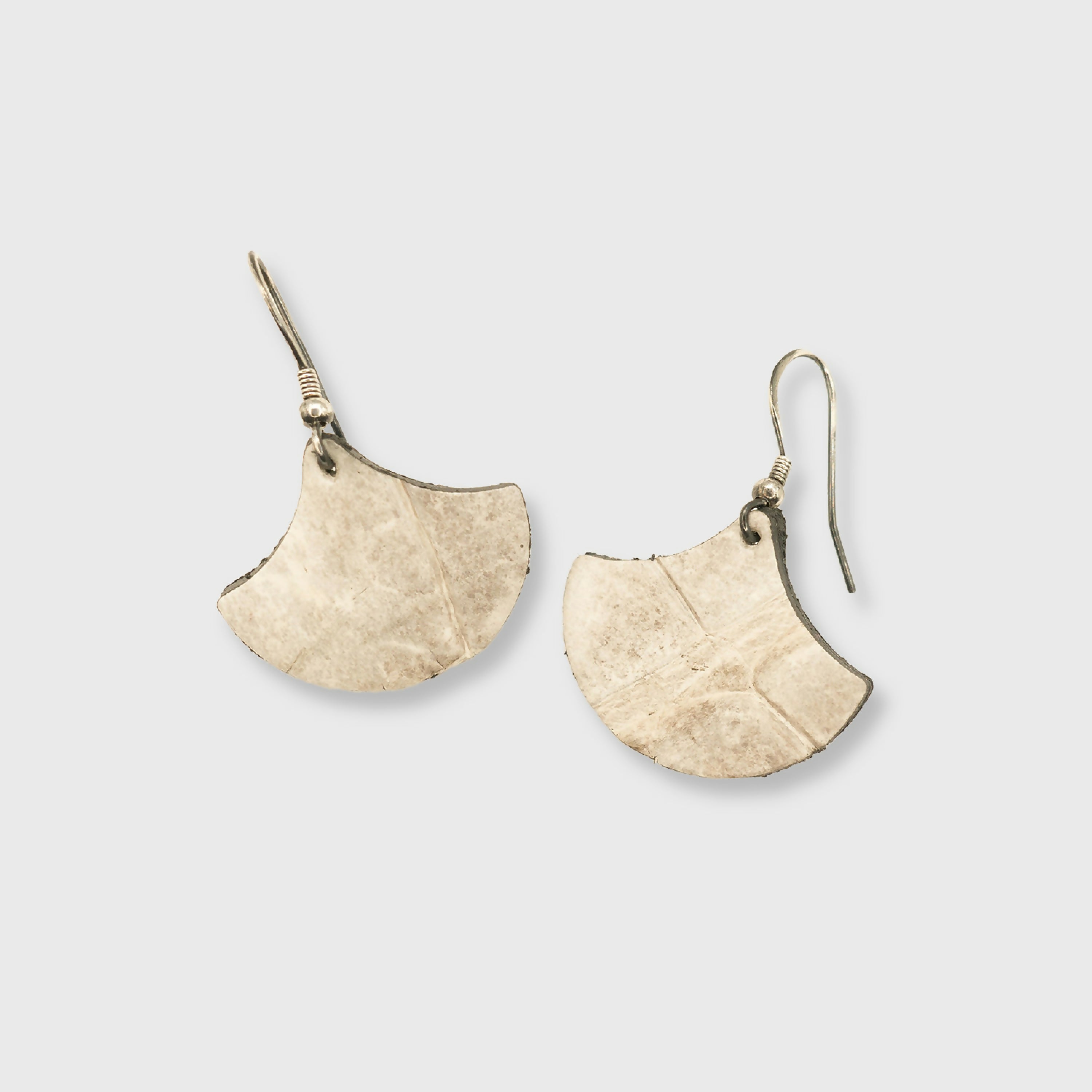 boucles_doreilles_gingko_himalaya_25cm_julie_troncin_maroquinerie copie | EMPREINTES Paris