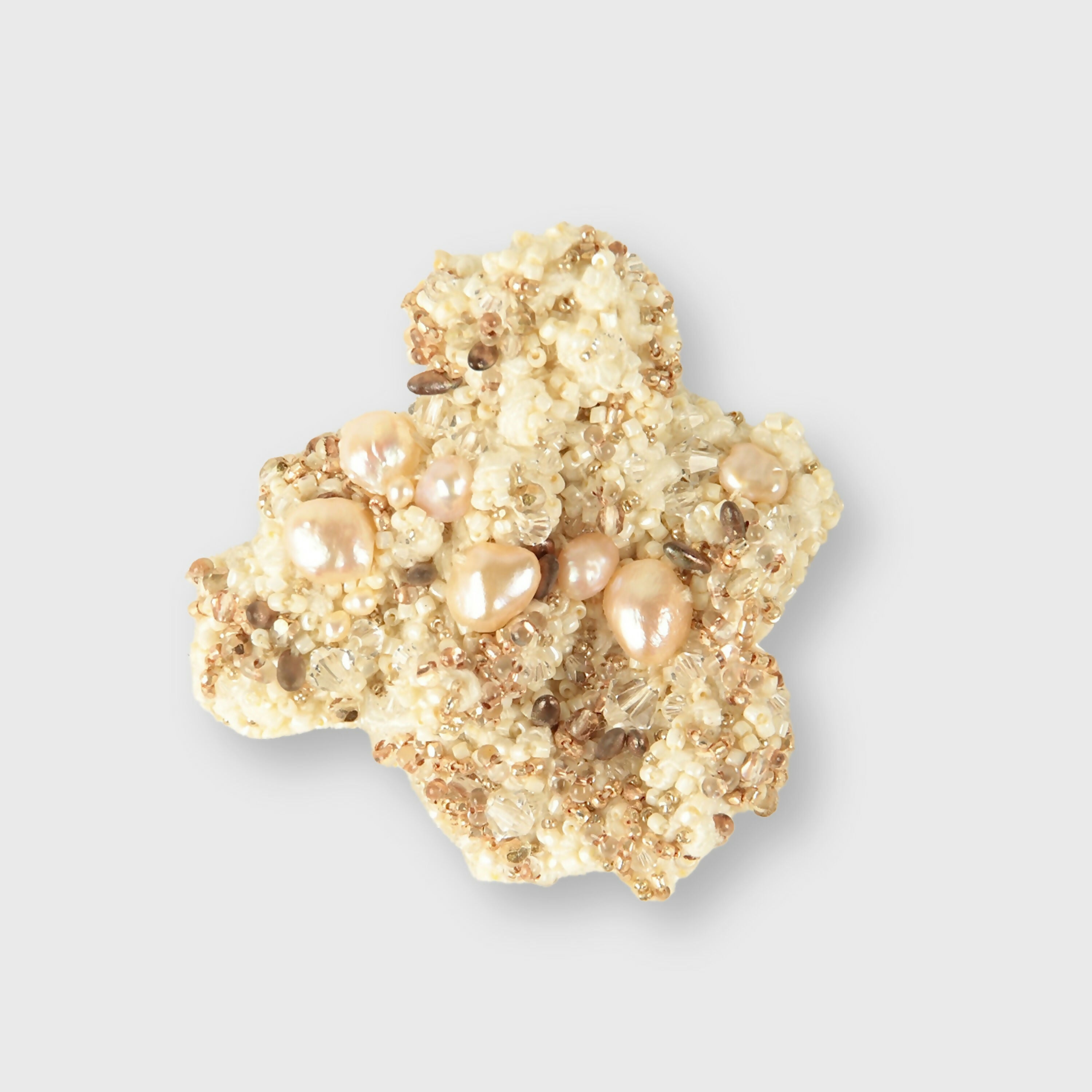 broche_corail_nacre_poudree_sculpture_textile_a_porter_virginie_parrot copie | EMPREINTES Paris