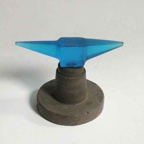 sculpture_petite_enclume_pate_de_cristal_sur_socle_ciment_jean_gazdac | EMPREINTES Paris - EMPREINTES Paris