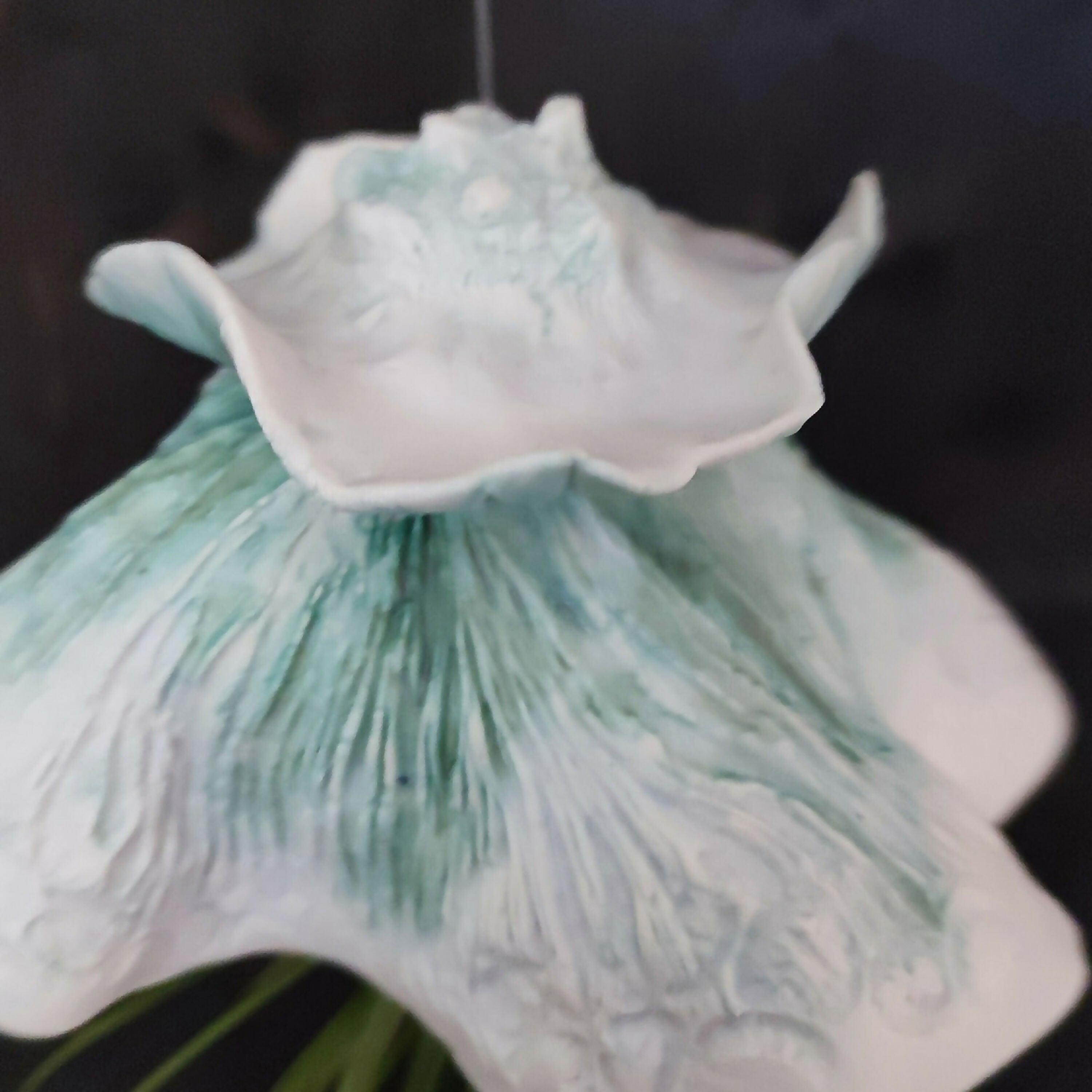 sculpture_a_suspendre_meduse_et_tillandsia_sophie_luline_ceramiste copie | EMPREINTES Paris