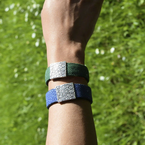 manchette_en_galuchat_vert_emeraude_fermoir_terra_sylvie_zarnowski copie | EMPREINTES Paris - EMPREINTES Paris