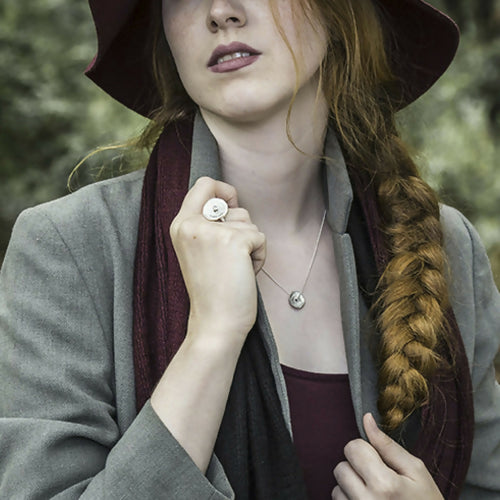 Petit collier en argent massif, Pendentif inspiré par les rondelles de bois | EMPREINTES Paris - EMPREINTES Paris