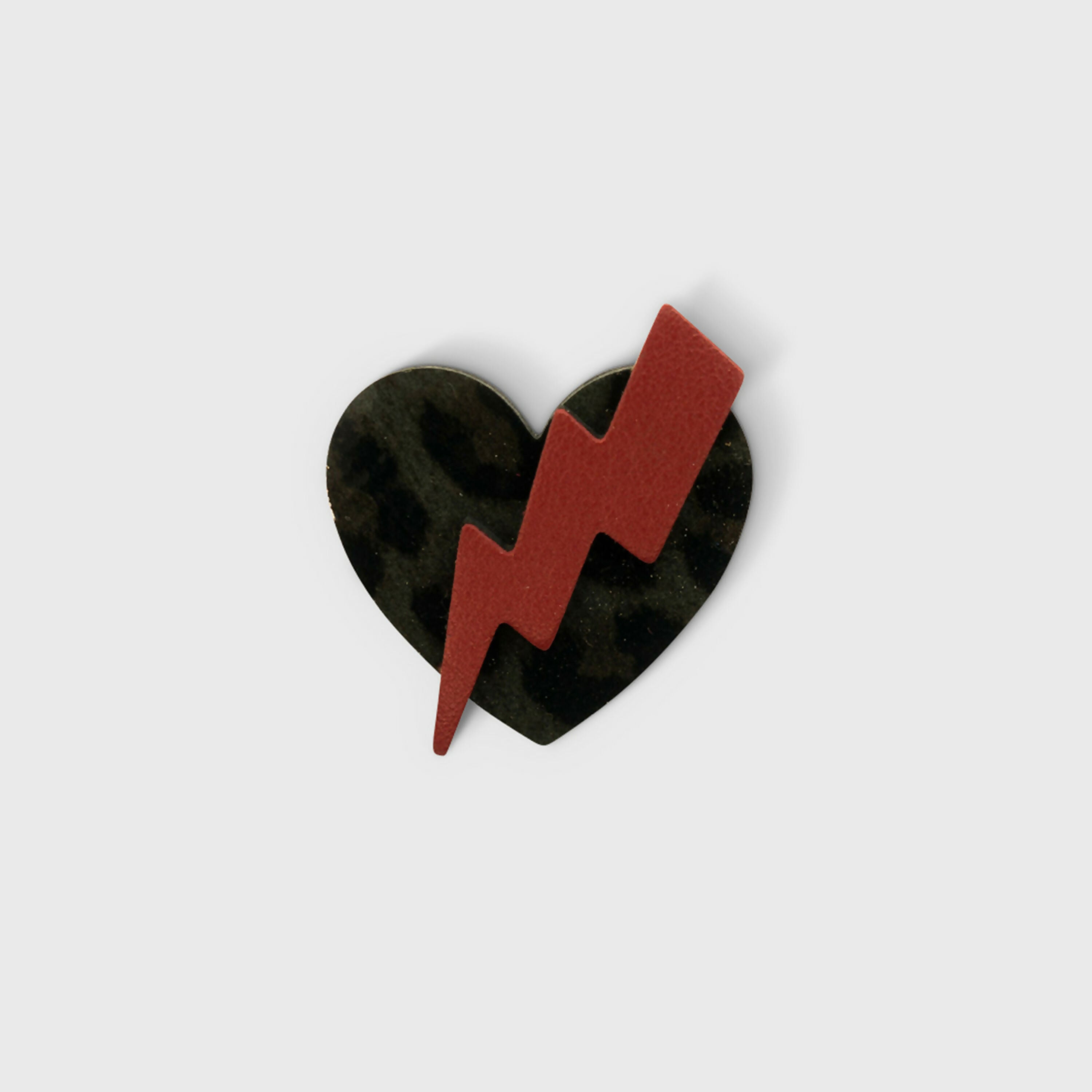 broche_coup_de_foudre_en_cuir_noir_et_rouge_julie_troncin_maroquinerie | EMPREINTES Paris
