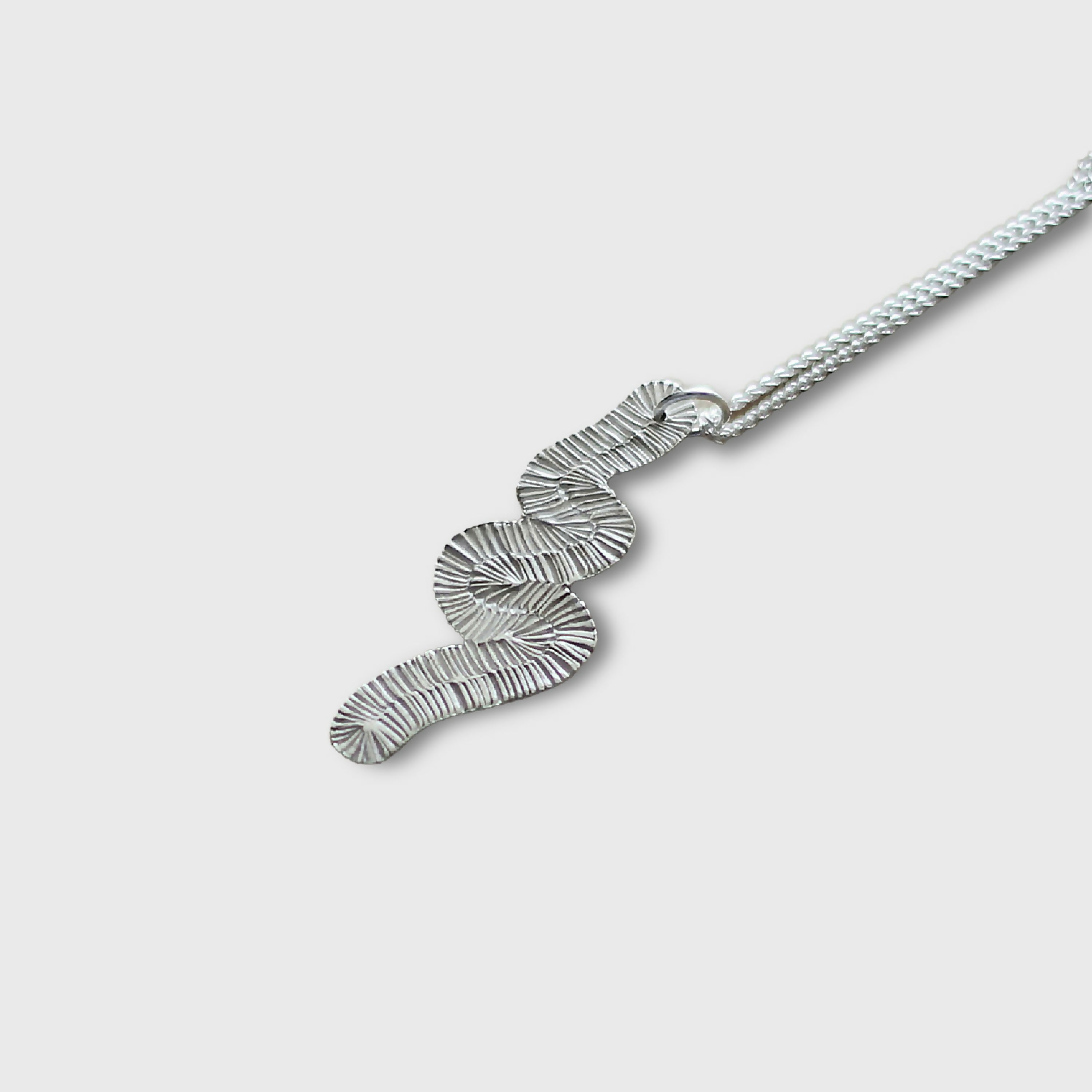 Collier volute grand zigzag strié en argent massif recyclé 925 | EMPREINTES Paris