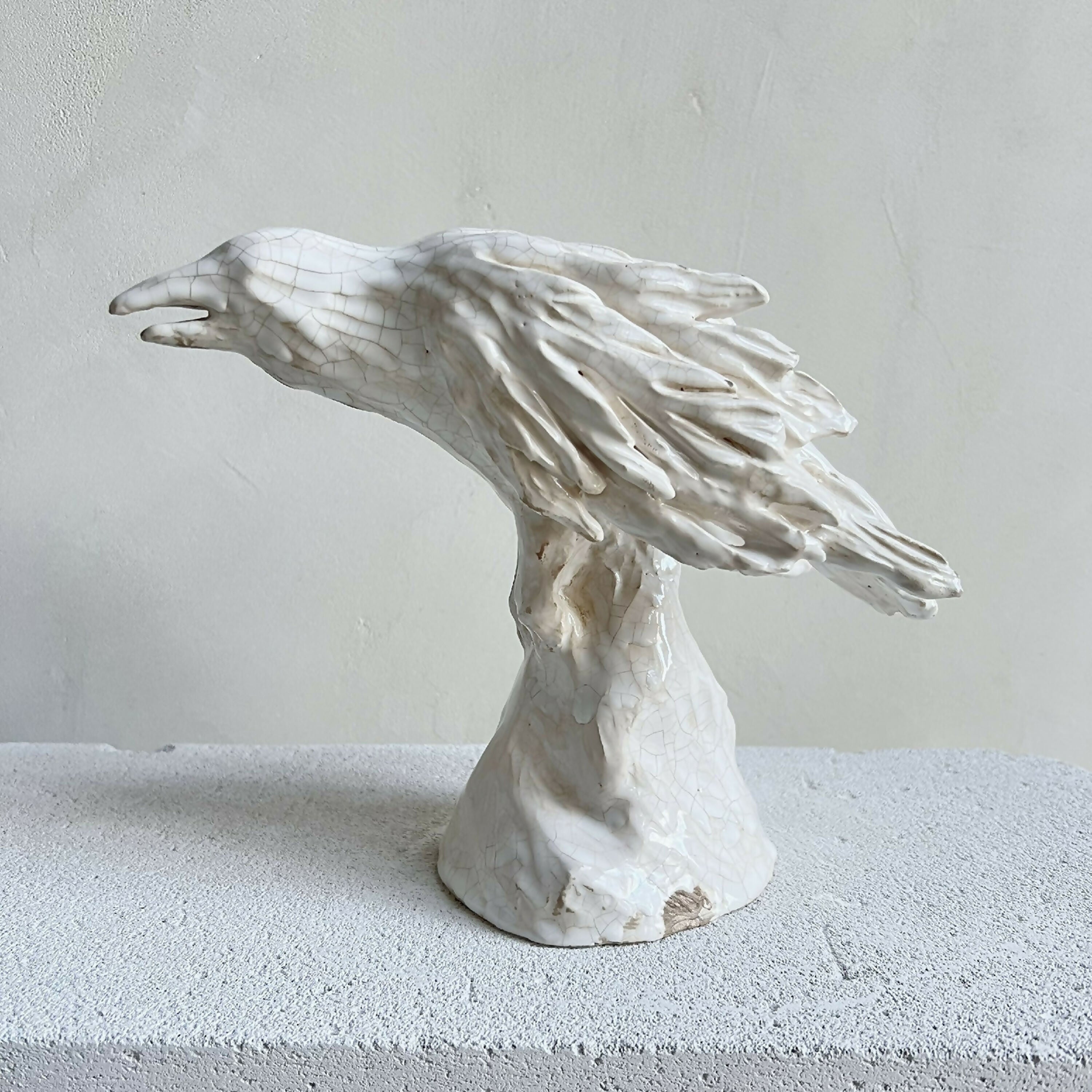 sculpture_corbeau_en_ceramique_craquelee_ivoire_cyril_paillot | EMPREINTES Paris