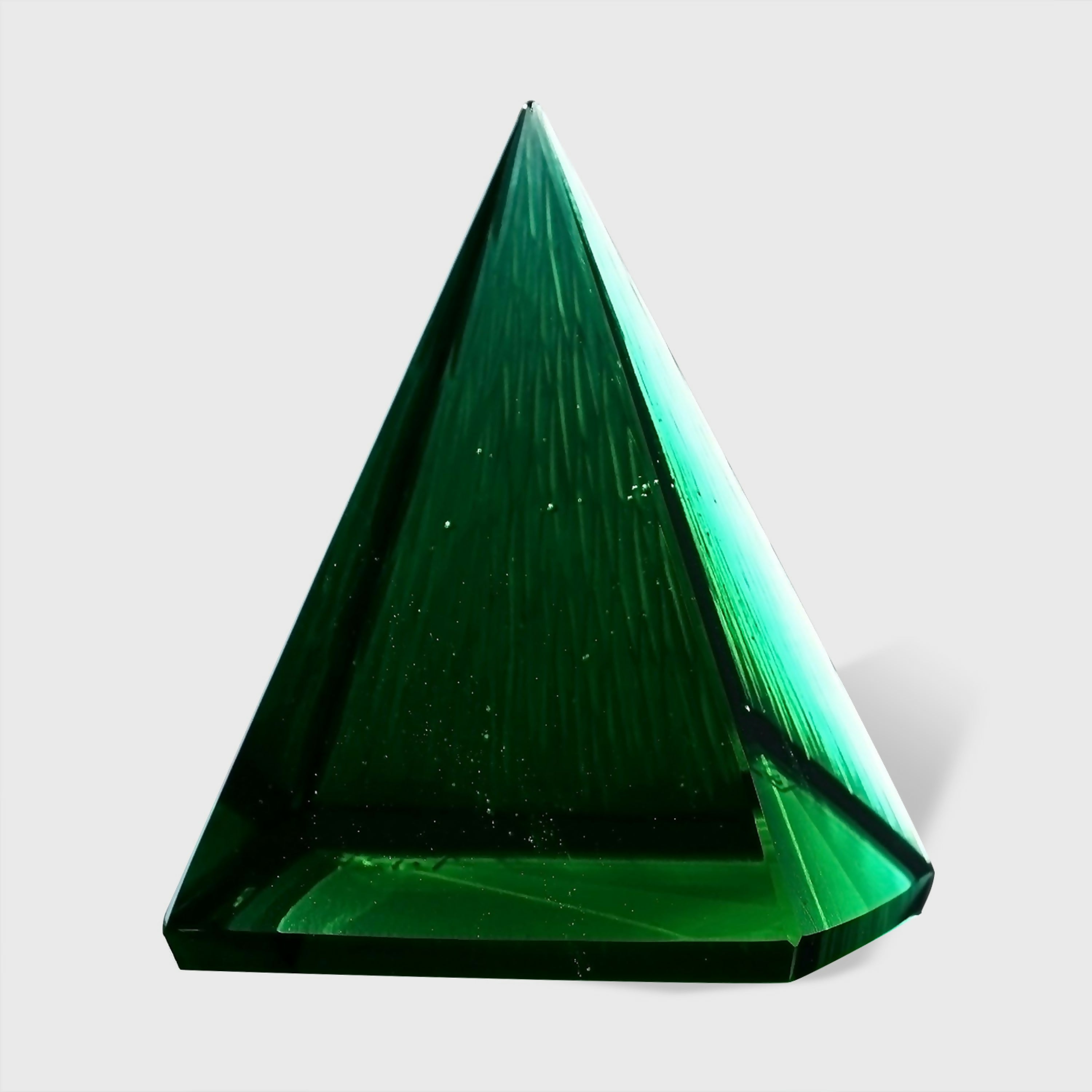 sculpture_pyramide_emeraude_trait_dunion_artisans copie | EMPREINTES Paris