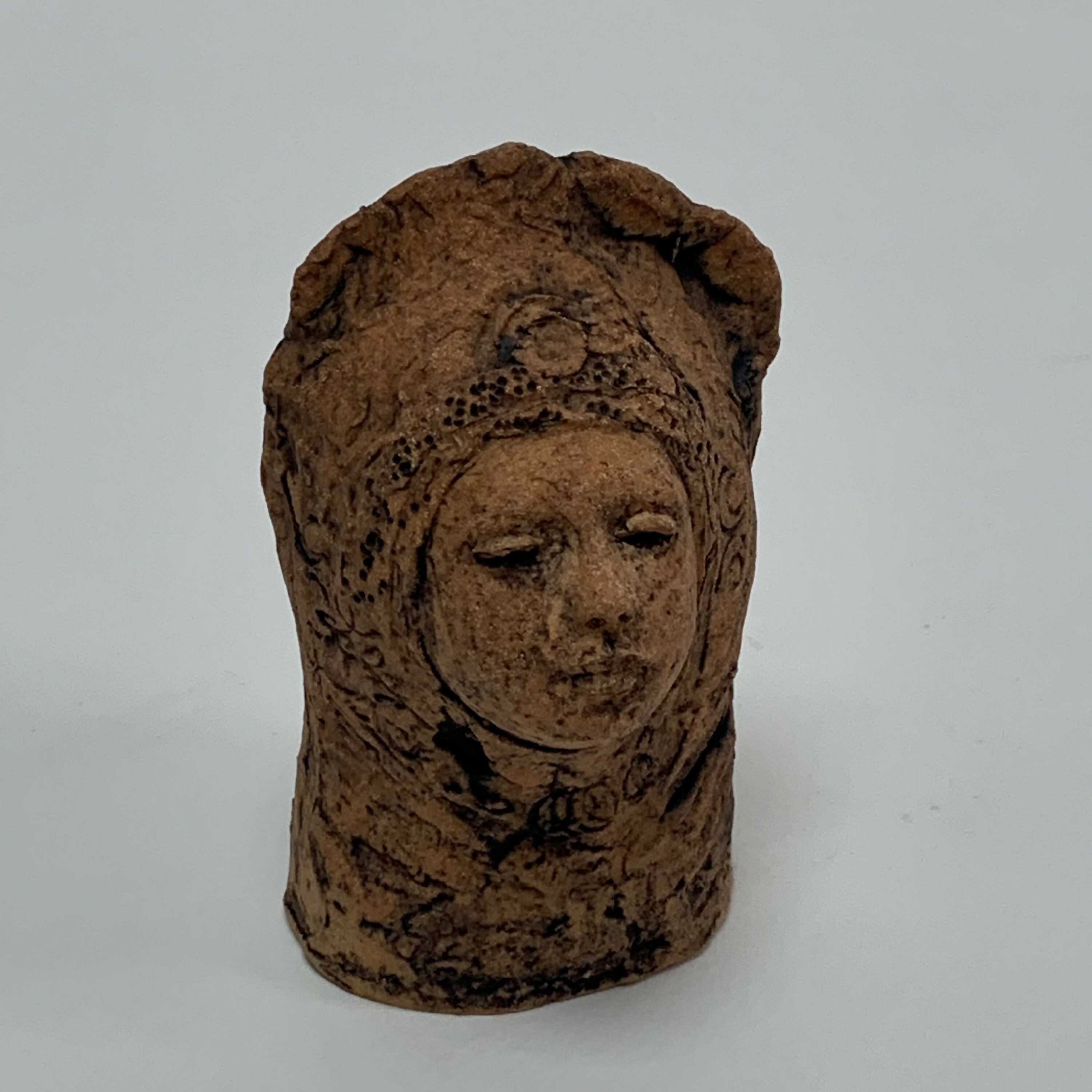 sculpture_petite_tete_de_femme_avec_coiffe_decoree_et_gravee_jade_sculptures copie | EMPREINTES Paris