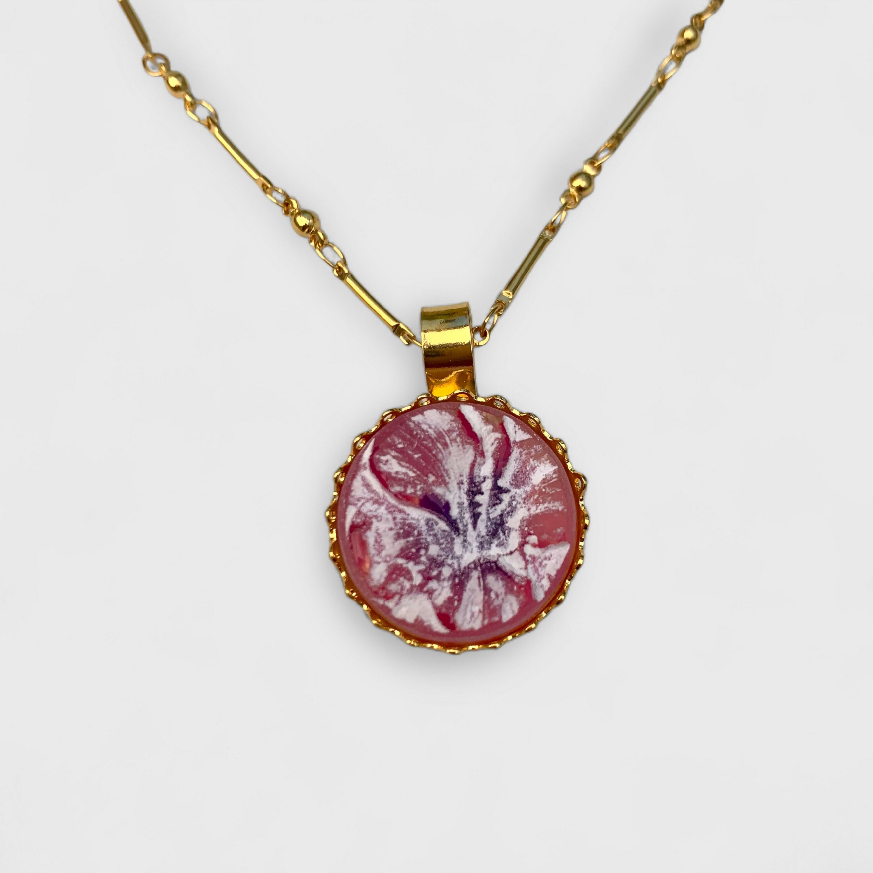 cadeau-bijou-rouge_marguerite_fleur_floral_frais_printemps_art-nouveau_art-deco_romantique_collier-femme,_bijoux-féminin_artisanat-art_made-in-France_upcycling_bijoux-de-créateur_bohème-chic_bobo-parisien_hippie-chic_bijou-haute-fantaisie,_cadeau-ideal-femme_cadeau-fete-des-meres_cadeau-anniversaire | EMPREINTES Paris