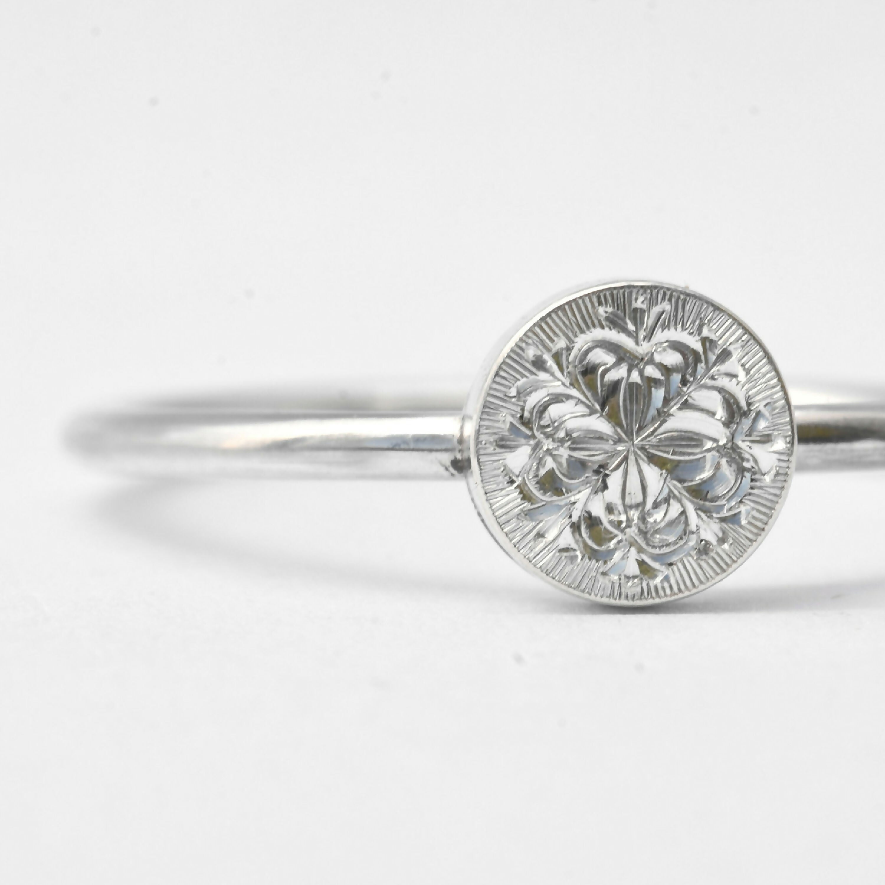 Bague Pastille gravée à la main en argent | EMPREINTES Paris