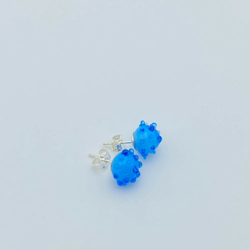 boucles_doreilles_puces_en_verre_bleu_clair_lathoumetie_helene copie | EMPREINTES Paris - EMPREINTES Paris