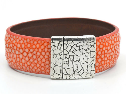 manchette_en_galuchat_orange_fermoir_ecailles_sylvie_zarnowski copie | EMPREINTES Paris - EMPREINTES Paris