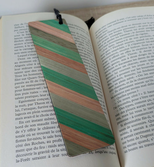 Marque-pages avec marqueterie de paille Vert cuivre kaki et jaune orange kaki | EMPREINTES Paris - EMPREINTES Paris
